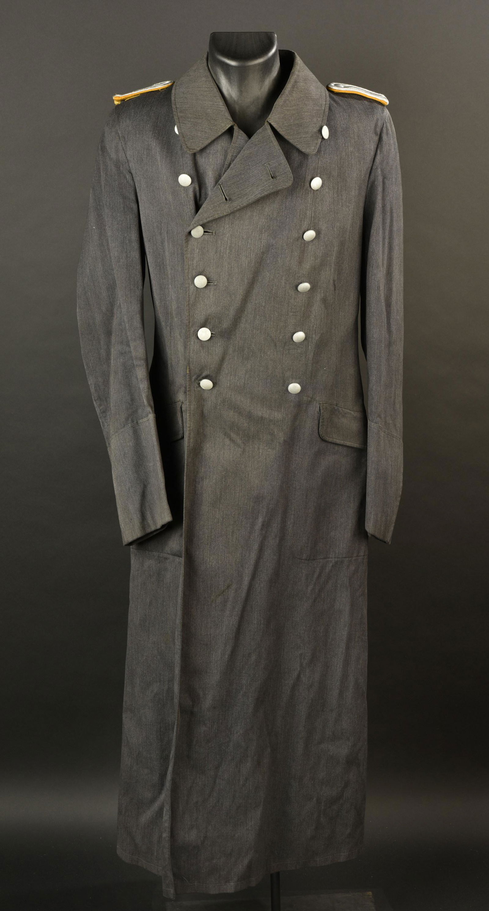 Manteau de pluie officier LW. LW officer rain coat.: Manteau de pluie officier de la Luftwaffe. En tissu impermeabilisee gris/bleu. Tous les boutons sont presents. Toile souple. Pattes d epaule de Leutnant sur fond en drap jaune du personnel volant ou p