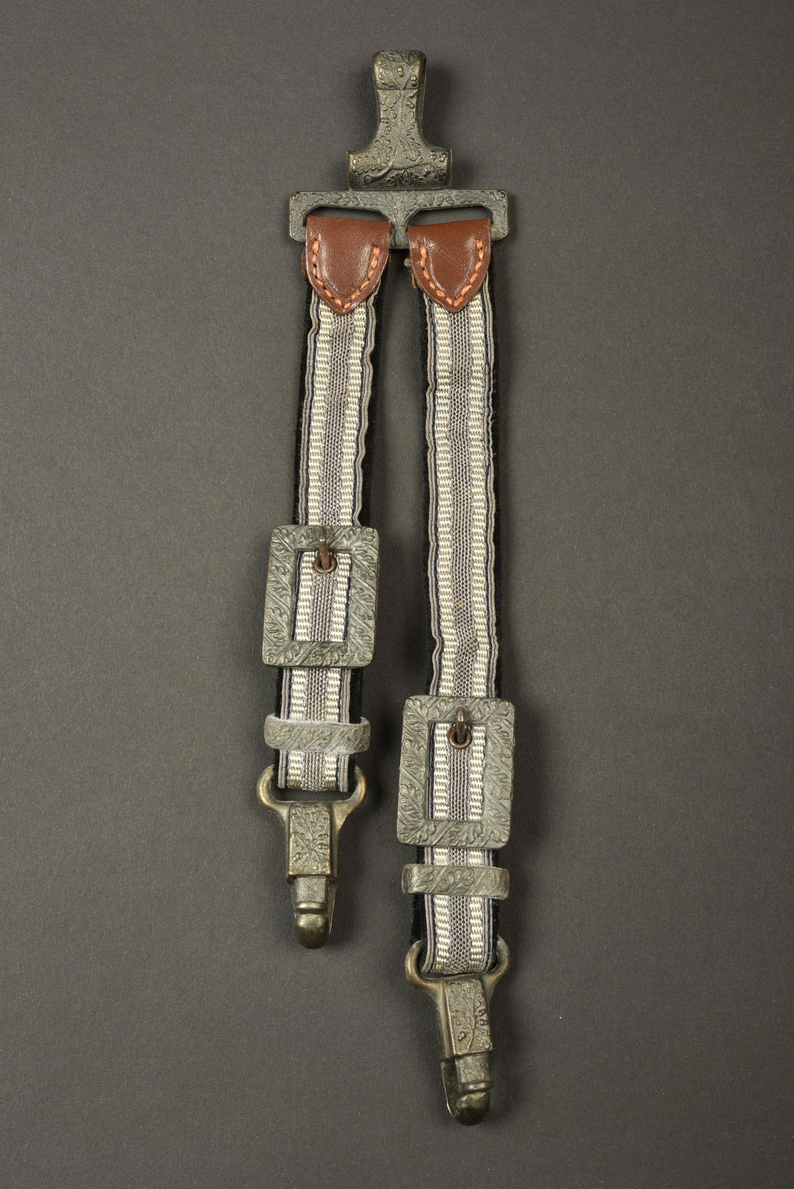 Belieres dague LW. LW dagger bails.: Belieres de dague de la Luftwaffe. Galons argent sur plateau en velours noir. Modele dit de luxe, toutes les pieces metalliques disposent de feuilles de chene. Les mousquetons sont fonctionnels. Fabri