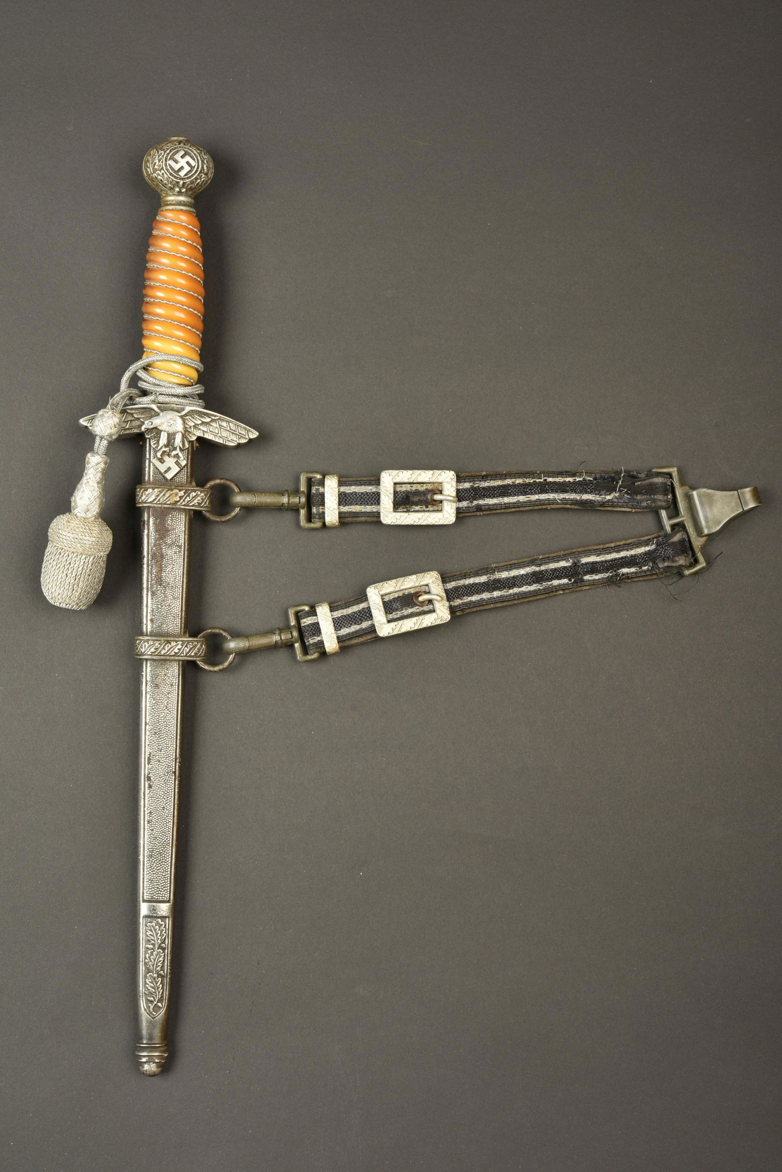 Dague officier LW. Luftwaffe dagger: Dague d officier de la Luftwaffe. Toutes les garnitures sont en bon etat. Poignee en celluloid orange, partiellement decoloree, filigrane complet. Les dorures des insignes nationaux sont absentes. Lam