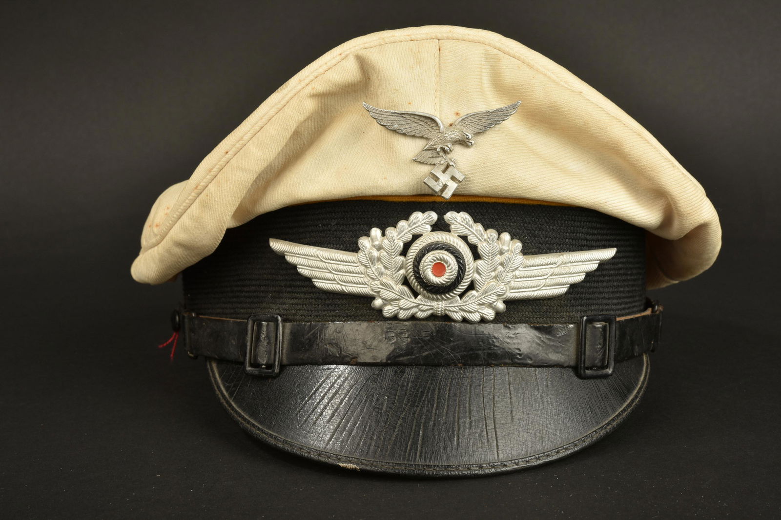 Casquette Luftwaffe. Luftwaffe cap.: Casquette Luftwaffe. Modele pour sous-officier du personnel volant ou parachutiste. Coiffe blanche amovible. Aigle de la Luftwaffe du second type, petit modele. Cocarde et feuilles de chene, presentan
