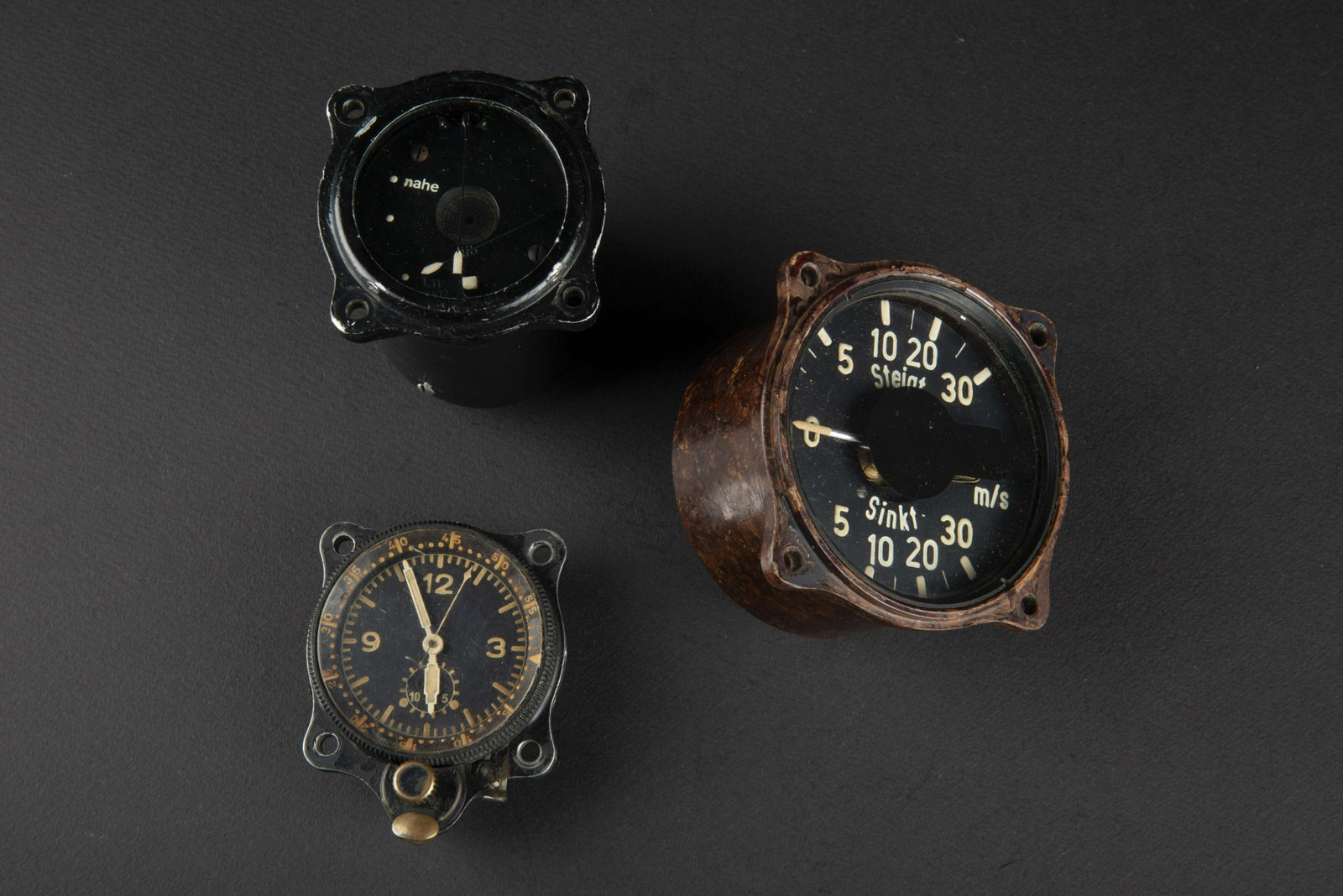 Pieces de tableau de bord avion LW. LW aircraft dashboard parts.: Pieces de tableau de bord avion LW. Comprenant un instrument en bakelite marron, marque Steigt Sinkt M/S, verre complet, plaquette manquante. Un instrument marque Nahe LN 27002, verre complet, cablage