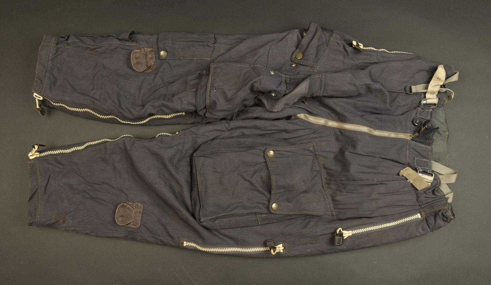 Pantalon de vol LW. LW flight pants.: Pantalon de vol Luftwaffe. En tissu coton gris/bleu. Tous les boutons sont presents. Les pattes de serrage a la taille sont presentes, dont l une est marquee RBNr 1/0250/2487. Les bretelles sont manqu