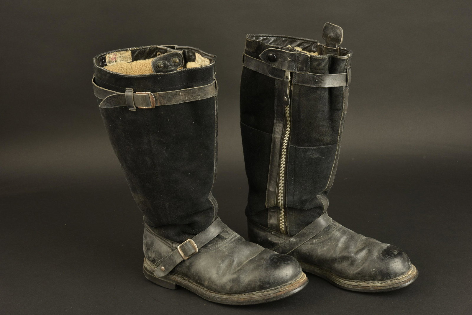 Bottes de vol. Flight boots: Bottes de vol Luftwaffe. En cuir et daim noir. Toutes les sangles sont presentes. Modele electrique. Interieur double en fausse fourrure. Fermetures eclaires fonctionnelle, fabrication Zipp. Etiquette