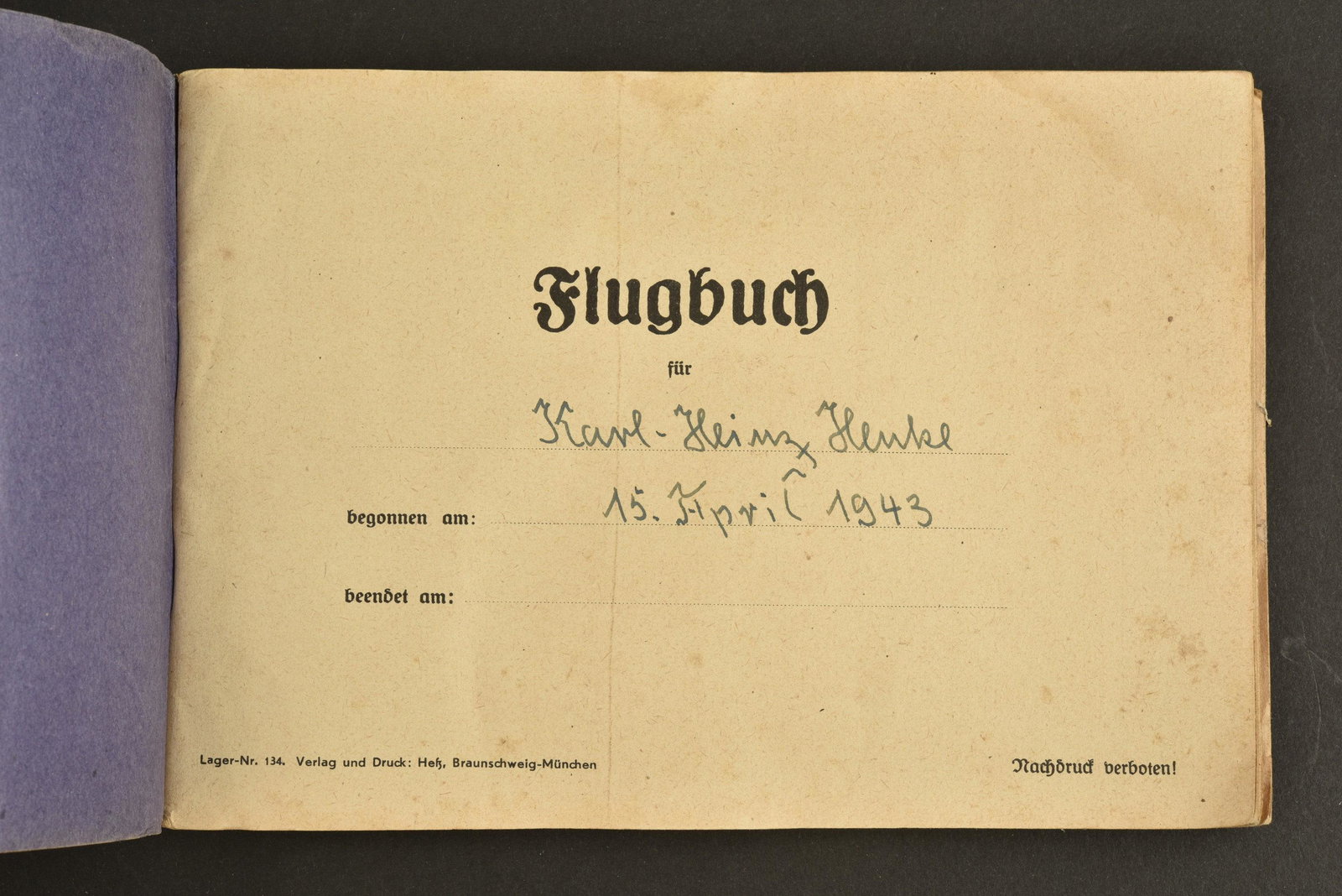 Flugbuch.: Flugbuch Luftwaffe. Couverture cartonnee, marquages Flugbuch Lager Nr 134 Verlag und Druck. Au nom de Karl Heinz Henke, ouvert le 15 avril 1943. Livret bien rempli. A noter une certaine usure et patin