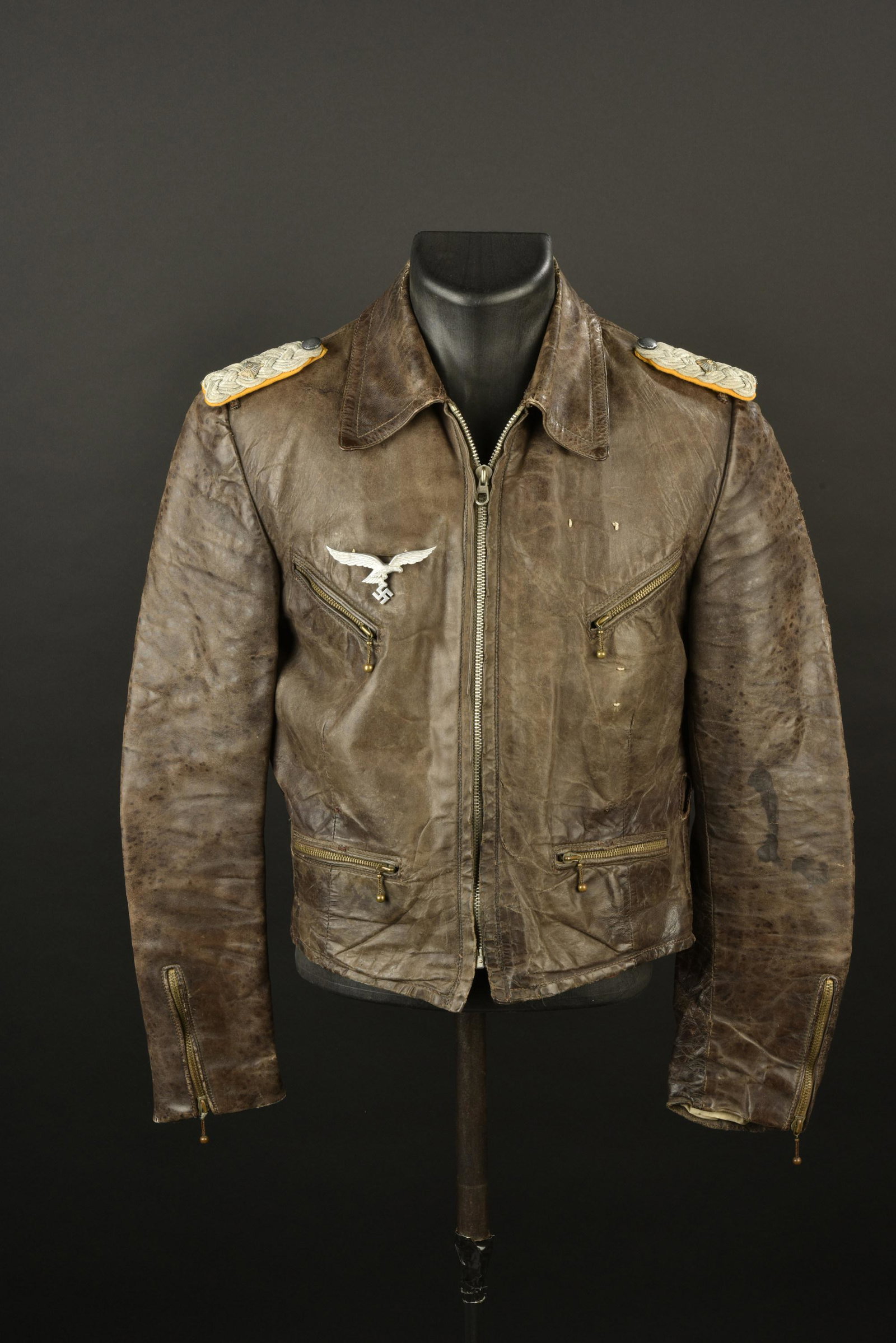 Blouson de pilote LW. LW pilot jacket.: Blouson de pilote Luftwaffe. Modele cycliste en cuir marron. Toutes les fermetures eclaires sont fonctionnelles. Fermeture principale marquee Ries. Deux brides de decoration au niveau de la poitrine g