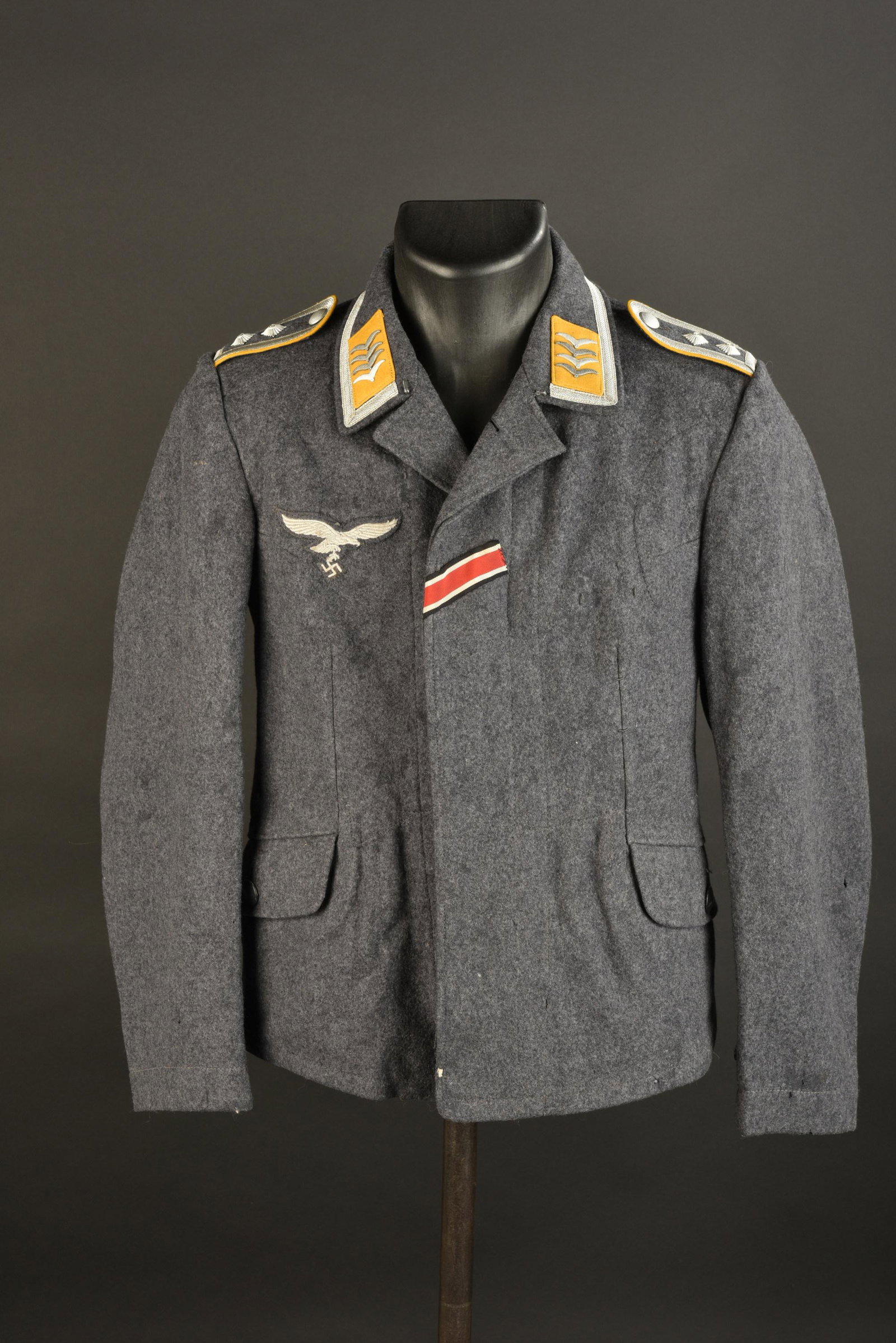 Fliegerbluse Luftwaffe. Luftwaffe jacket.: Fliegerbluse Luftwaffe. En drap gris/bleu. Tous les boutons sont presents. Ruban de la croix de fer de seconde classe monte main au niveau de la boutonniere. Galon argent faisant le tour du col. Patte
