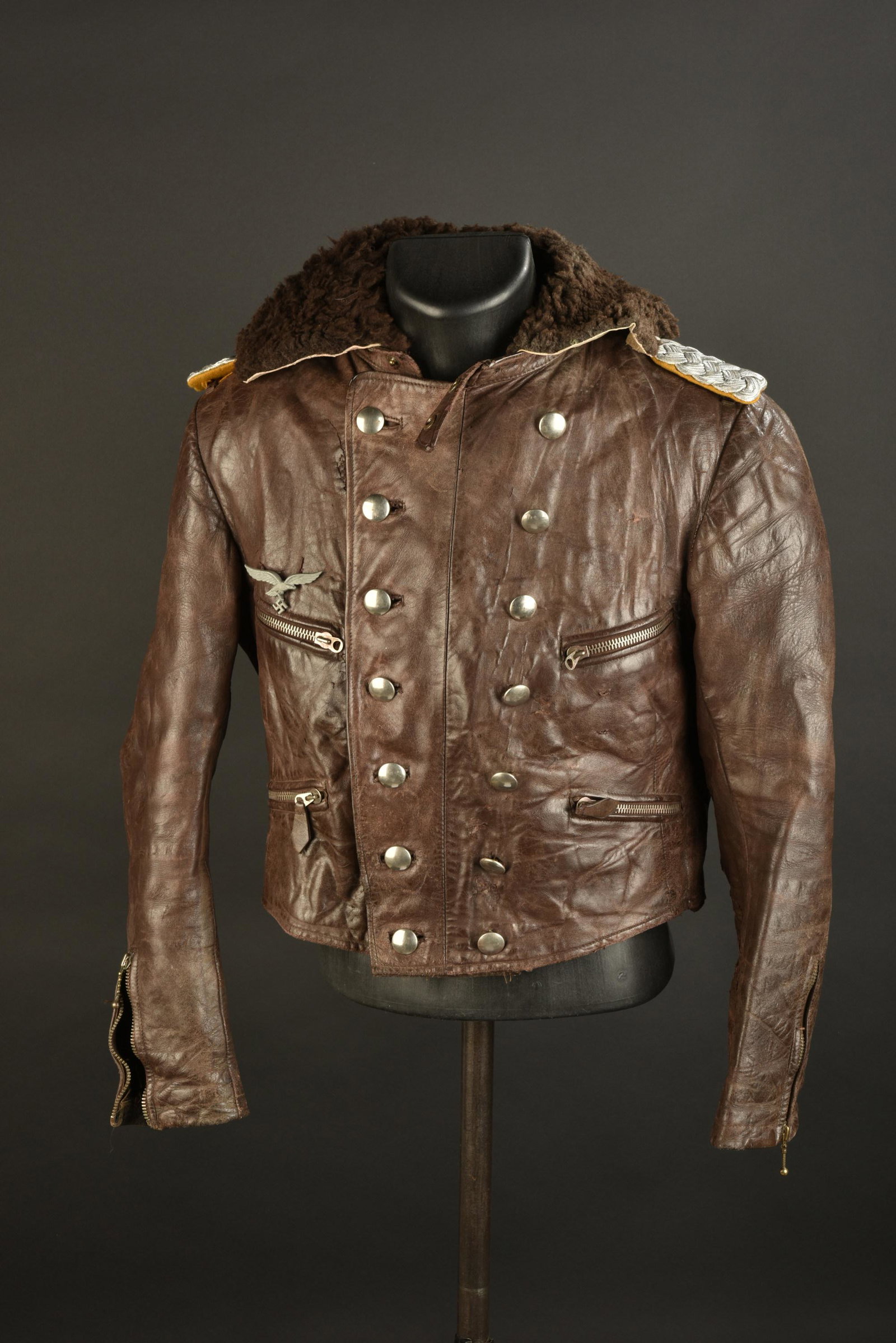 Blouson de pilote LW. LW pilot jacket.: Blouson de pilote Luftwaffe. Modele court en cuir marron. Tous les boutons sont presents et lisses. Fermetures eclaires fonctionnelles. Col double en fausse fourrure marron. Fabrication civile du blou