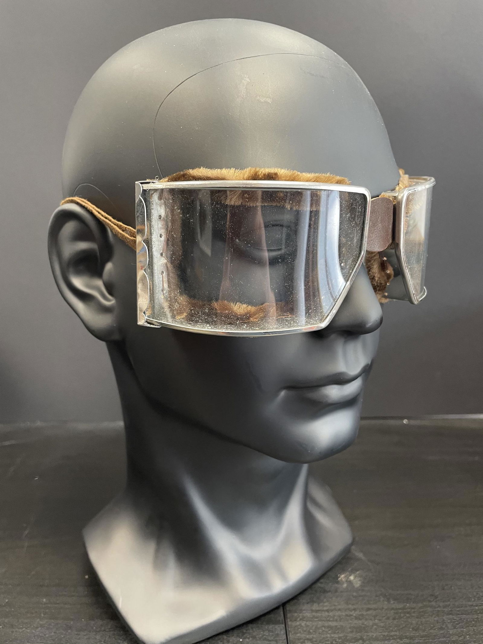 Lunette de pilote LW. Pilot s glasses: Lunette de pilote Luftwaffe. Armature en metal. Verres blancs. Doublure en fausse fourrure. Elastique souple mais distendu. A noter une certaine usure et patine de la piece. Etat II+. Luftwaffe pilot