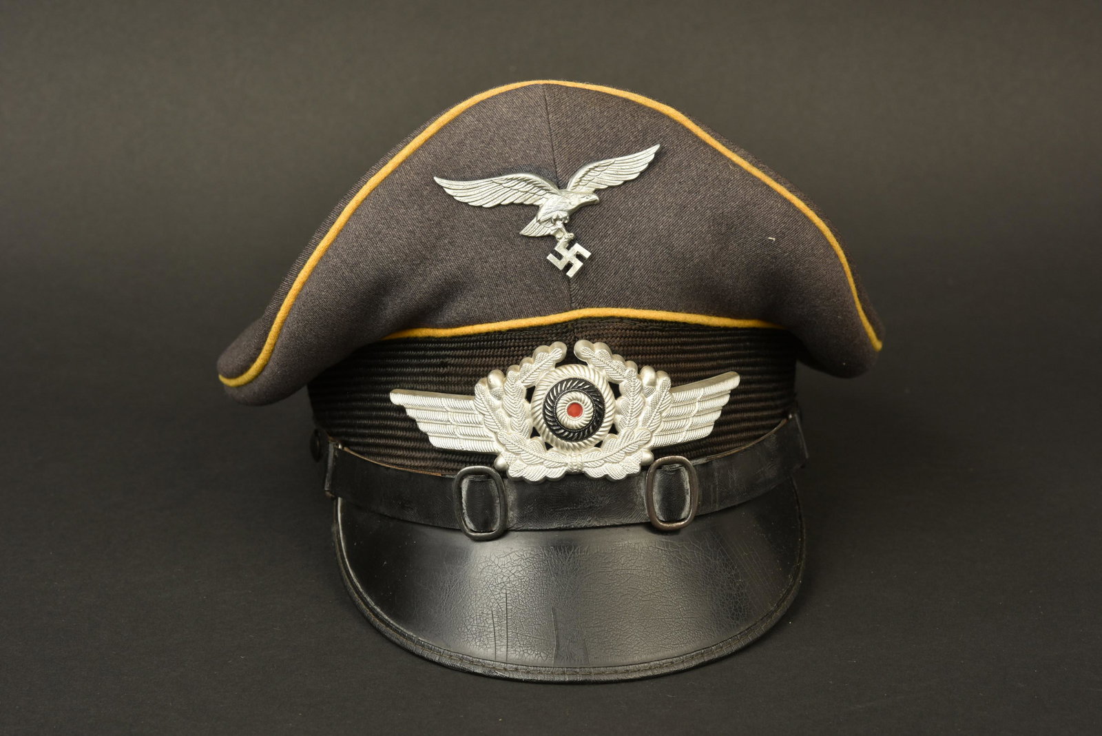 Casquette NCO LW. Luftwaffe NCO cap.: Casquette de sous-officier Luftwaffe. En gabardine gris/bleu. Triple lisere jaune du personnel volant ou parachutiste. Insignes metalliques. Les insignes n ont pas ete demontes afin de verifier les at