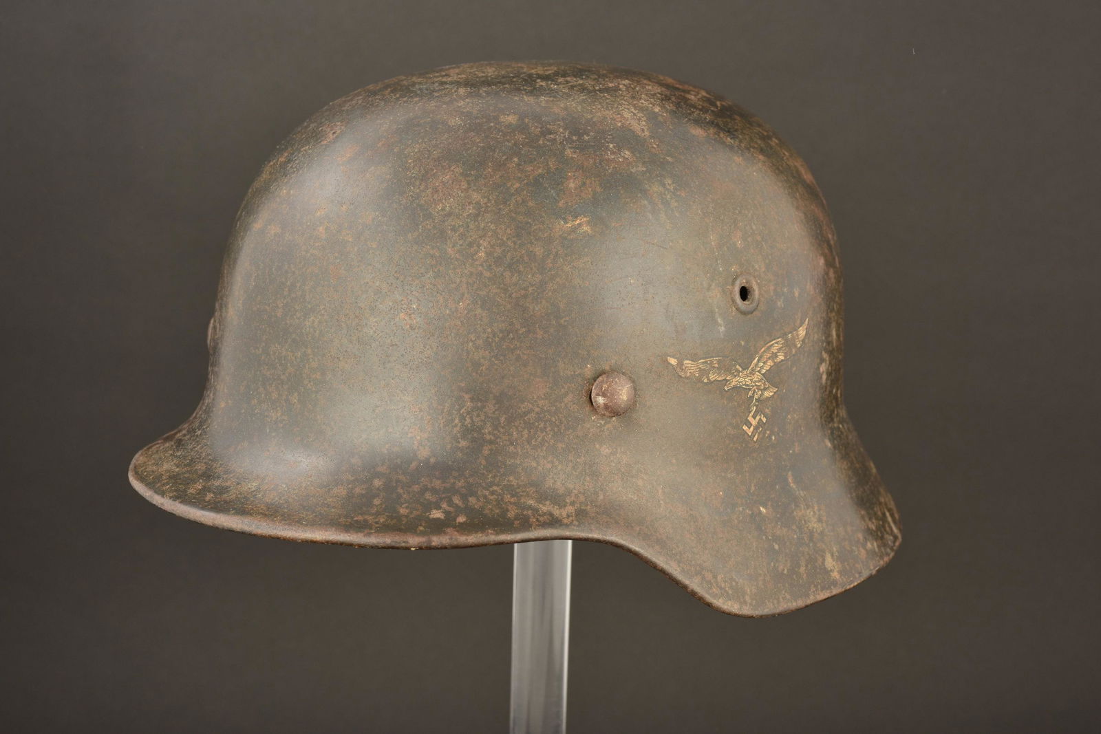 Casque Luftwaffe. Luftwaffe helmet: Casque de la Luftwaffe. Coque de casque M40, fabrication ET68, numero de lot illisible. Peinture a 50%. Aigle de la Luftwaffe du second type a 75%. Casque cire. Reproduction du cerclage et de la coiff