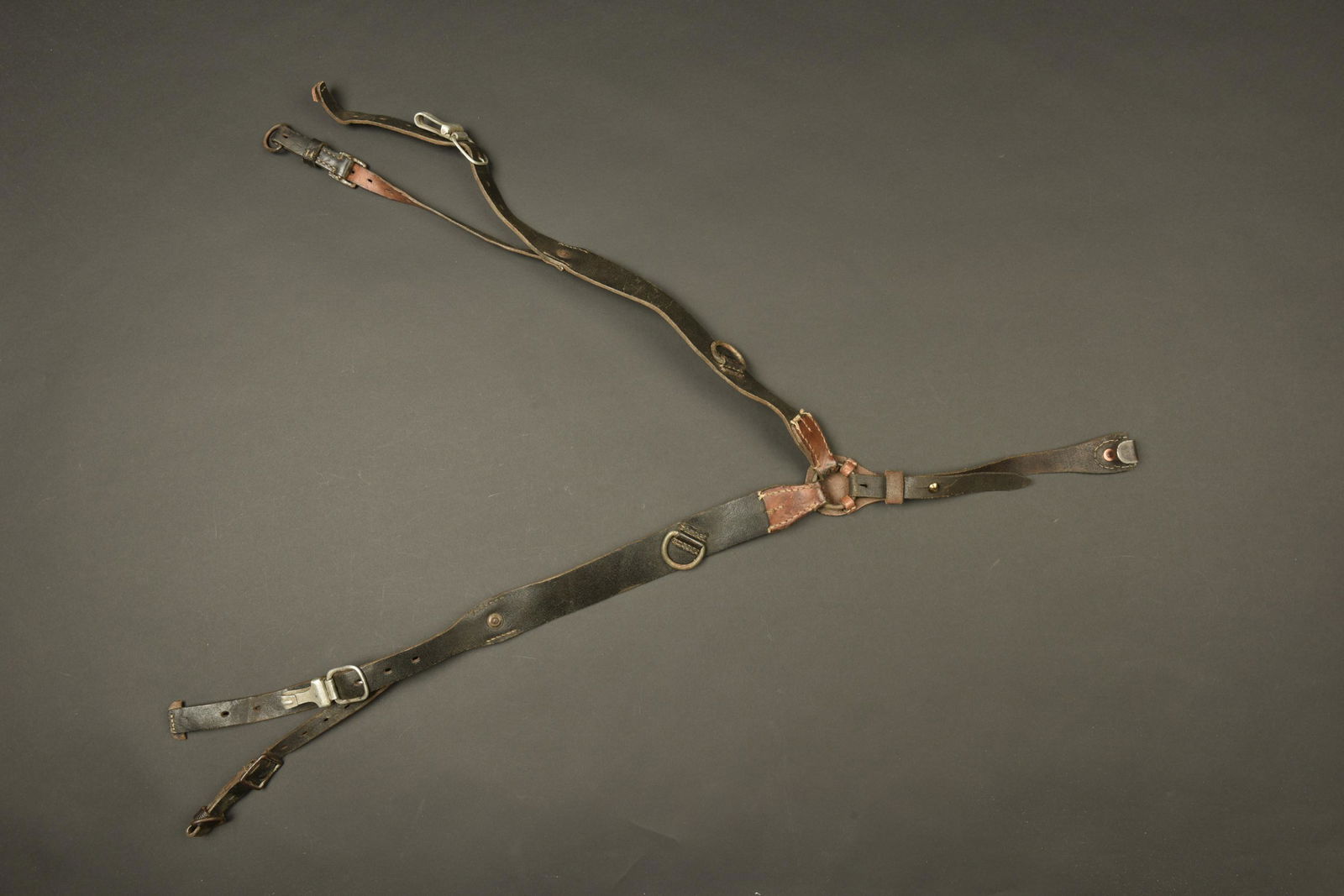 Brelage lourd. German Y Straps: Brelage lourd. EN cuir noir. Toutes les pieces metalliques sont presentes, mais presentant des traces d oxydation. Sans marquages visibles. A noter une certaine usure et patine de la piece. Etat II+.