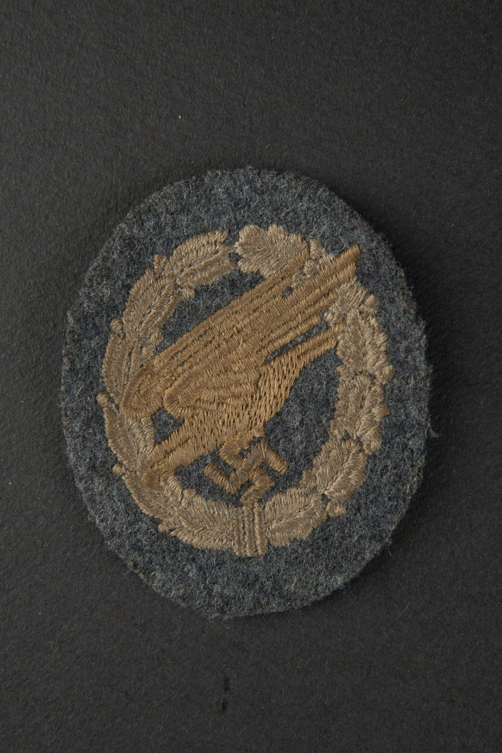 Brevet de parachutiste allemand. German parachutist license.: Brevet de parachutiste allemand. Modele brode en fils jaune, sur fond en drap gris/bleu. L authenticite de la piece n est pas garantie. A noter une certaine usure et patine de la piece. Etat II+. Germ