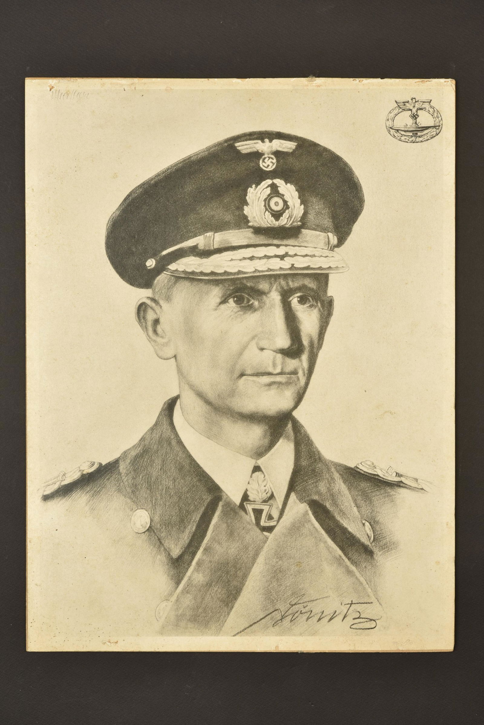 Portait Amiral Donitz. Wore Admiral Donitz.: Portait Amiral Donitz. Photo d un dessin colle sur carton. Dimensions 30x40cm.A noter quelques taches et manques. Etat II+. Cette piece provient du depot de materiel de la Kriegsmarine des Lourdines s