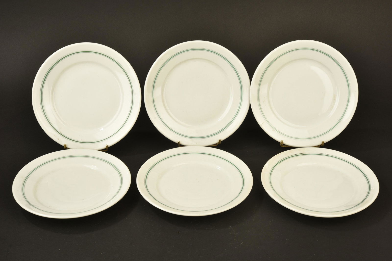 Assiettes a dessert Kriegsmarine. Kriegsmarine dessert plates.: Assiettes a dessert Kriegsmarine. Six assiettes en porcelaine blanche. Lisere vert du mess des officiers. Diametre 20,5 cm. Fabrication KPM 1941 et 1942. A noter une certaine usure et patine des piece