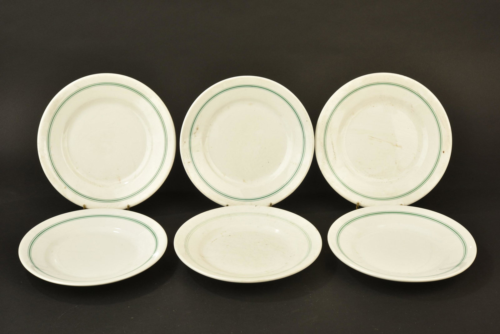 Assiettes Kriegsmarine. Kriegsmarine plates: Assiettes de la Kriegsmarine. Six assiettes en porcelaine blanche, lisere vert du mess des officiers. Diametre 24,5 cm. Fabrication Koenigszelt 1942. A noter une certaine usure et patine des pieces. E
