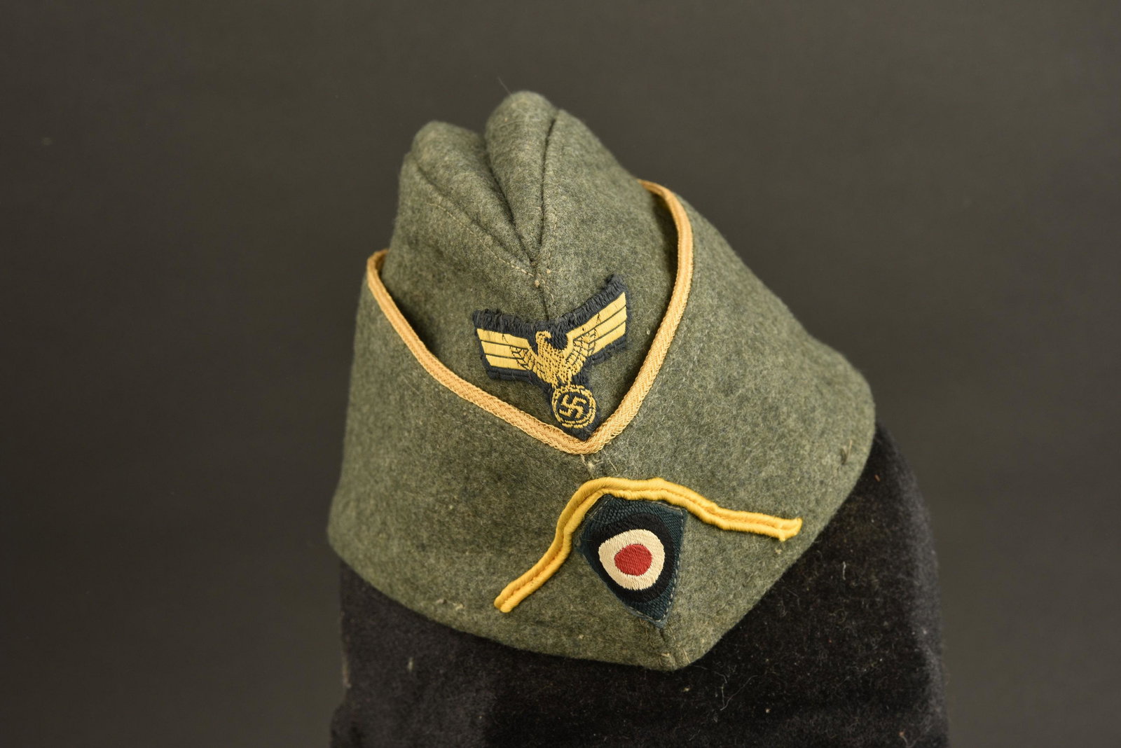 Calot artillerie cotiere. Coastal artillery cap: Calot artillerie cotiere. En drap Feldgrau, lisere jaune faisant le tour de la coiffure. Soutache jaune, cocarde Bevo montee machine. Aigle Kriegsmarine Bevo monte main. Interieur double en drap gris,