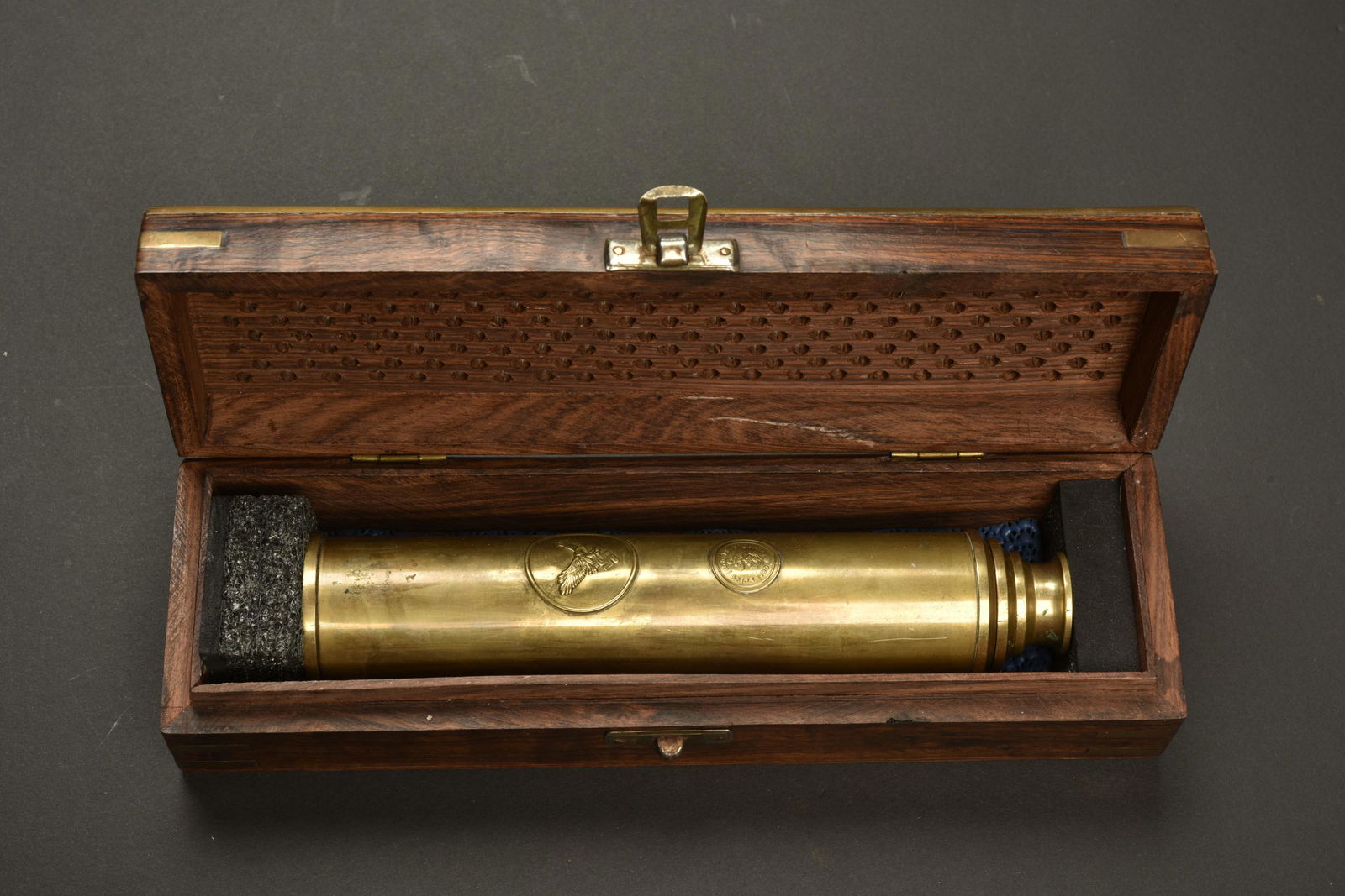 Longue vue de marine allemande. Long view of German navy.: Longue vue de marine allemande. En laiton, telescopique. Aigle allemand present. Fabrication Zeiss Jena 1939 Berlin. Optique floue et sale. Longueur totale 47 cm. Boite en bois moderne. A noter une ce