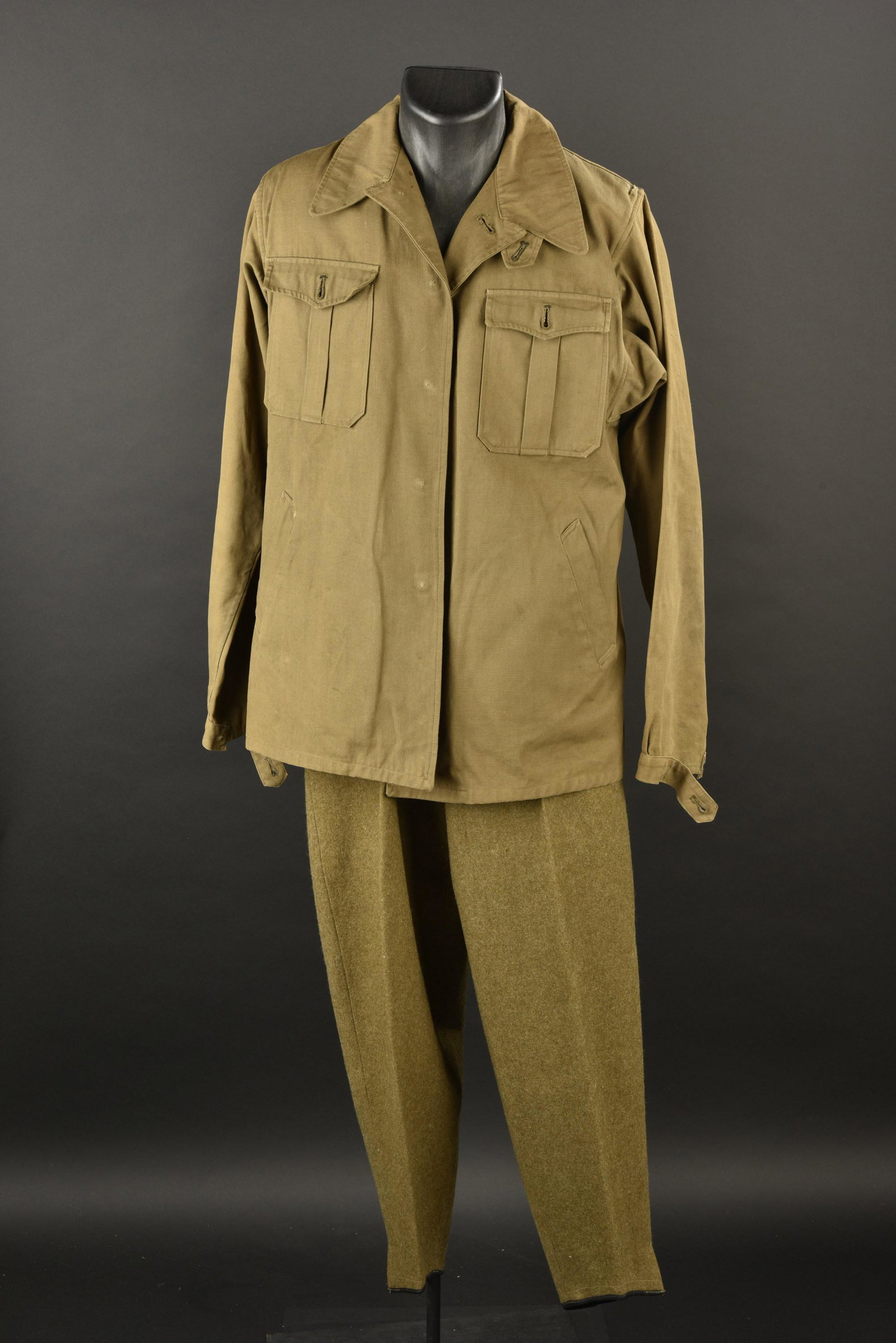 Uniforme Organisation Todt. Todt uniform: Uniforme de l Organisation Todt. Comprenant une veste en tissu coton kaki, tous les boutons sont manquants, depourvue d insignes. Marquages interieurs Org Todt XVIII 284, Dessau. Un pantalon en drap k
