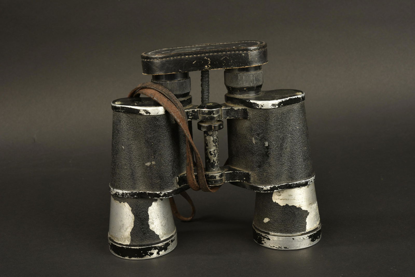 Jumelles 7x50 KM. Kriegsmarine binoculars: Jumelles 7 x 50 Kriegsmarine. Revetement en mauvais etat, quelques manques. Aigle de la Kriegsmarine present. Marquage DF 7 x 50 1051, lettre N indiquant une dotation pour les troupes en mer du Nord.