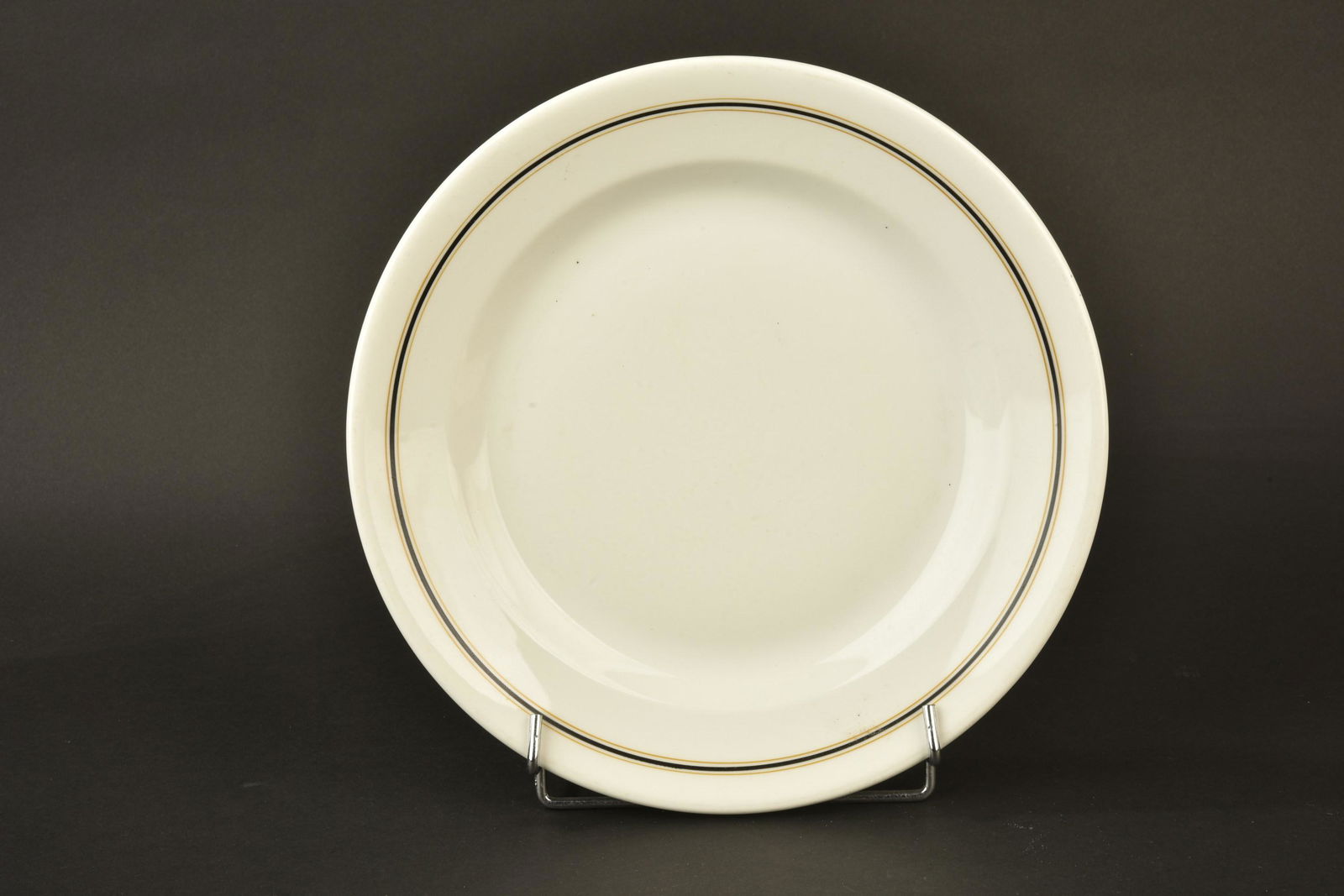 Plat amiraute Kriegsmarine. Admiralty dish Kriegsmarine.: Plat de l amiraute Kriegsmarine. En porcelaine blanche, lisere noir et or de l amiraute. Diametre 30 cm. Fabrication Koenigszelt 1942. A noter une certaine usure et patine de la piece. Etat II+. Cette