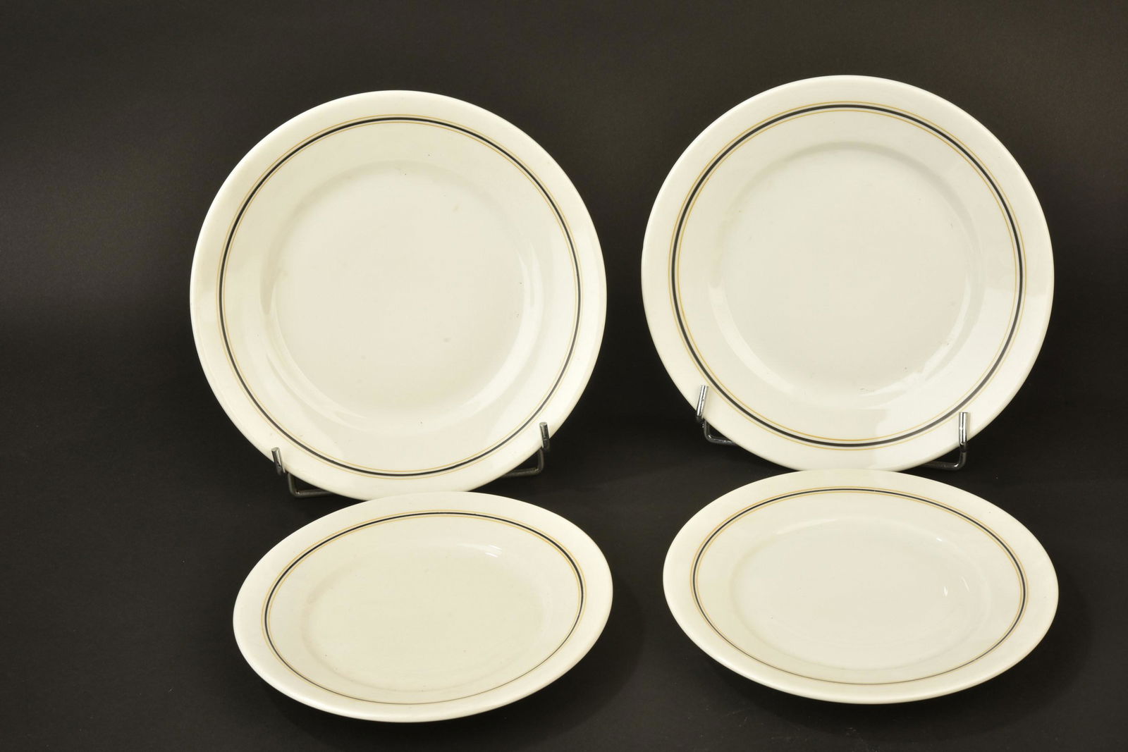 Assiettes amiraute Kriegsmarine.Admiralty plates Kriegsmarine: Assiettes de l amiraute Kriegsmarine. Comprenant deux assiettes a dessert en porcelaine blanche, liseres or et noir de l amiraute, diametres 21 cm. Fabrication KPM 41 et 42. Deux assiettes plates, en