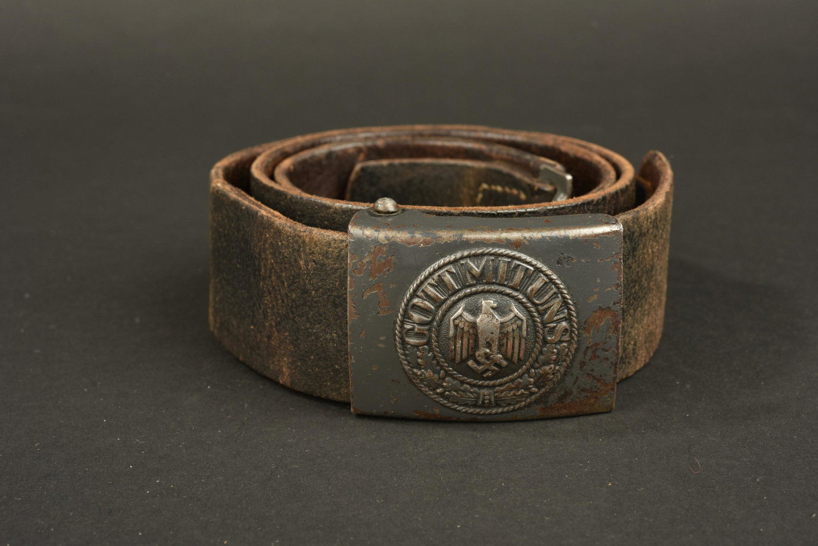 Ceinturon KM. Kriegsmarine belt: Ceinturon Kriegsmarine. Ceinturon en cuir noir, taille 85, indication nominative EB gravee sur le cuir. Marquages illisibles. Boucle de ceinturon en metal, couleur Kriegsmarine a 80%, fabrication FS. 