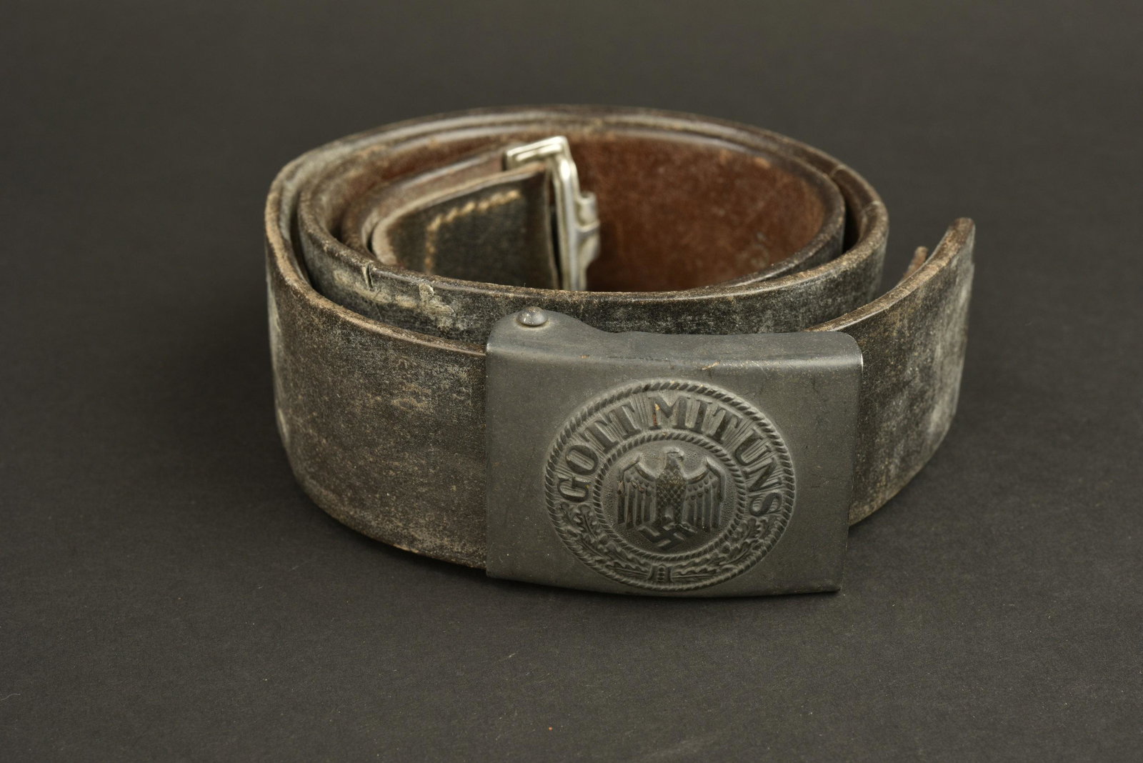 Ceinturon KM. Kriegsmarine belt: Ceinturon Kriegsmarine. En cuir noir, bouclerie en aluminium, taille 95, marquages 5 41 Fu graves sur le cuir. Une reparation d epoque sur le cuir. Boucle en metal, peinture gris/bleu a 90%. Sans marq