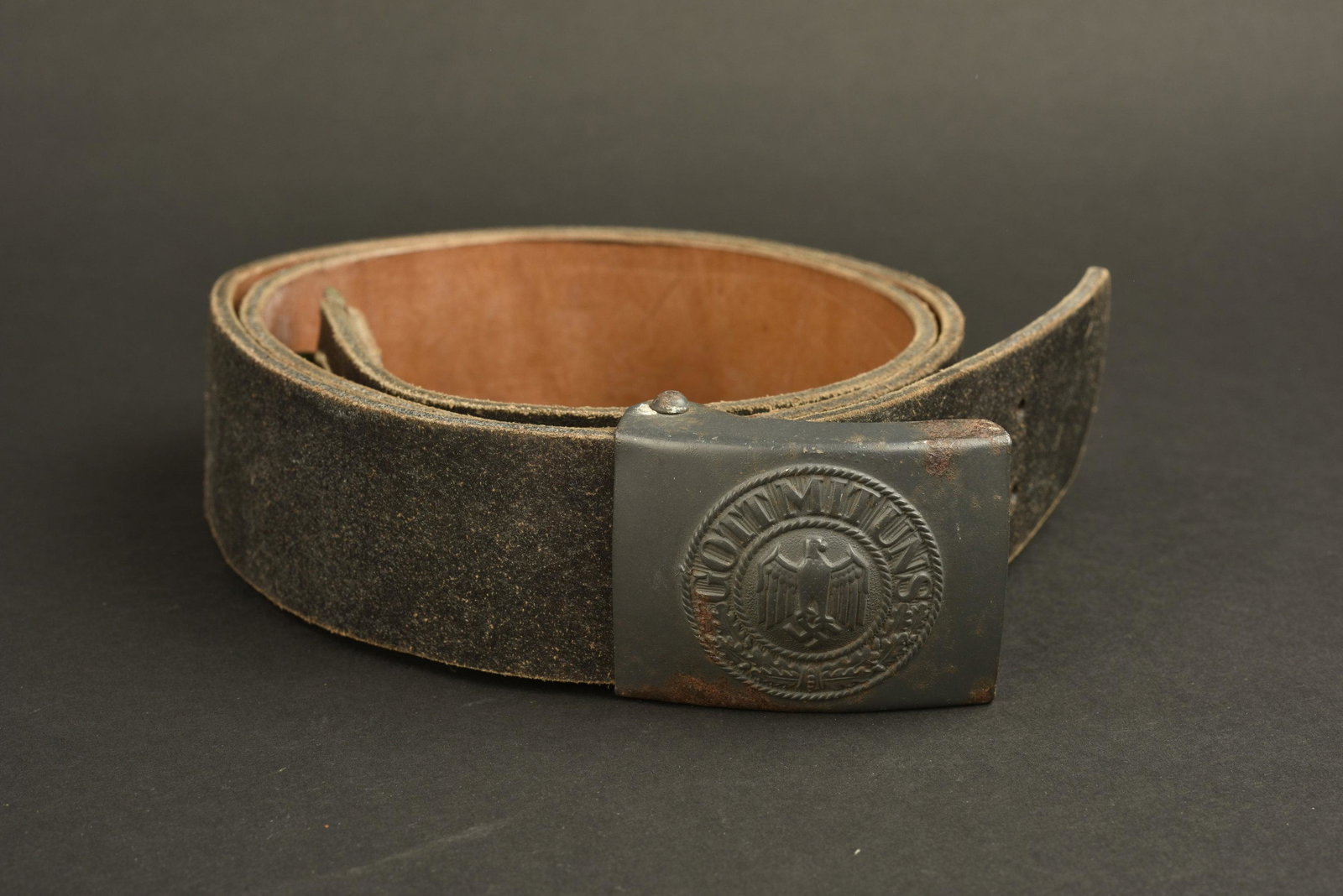 Ceinturon KM. Kriegsmarine belt: Ceinturon Kriegsmarine. En cuir noir, bouclerie en metal, peinture a 80%. Modele sans patte de reglage. Taille 115. Une boucle en metal, peinture Kriegsmarine a 70%. Fabrication JFS. L authenticite de