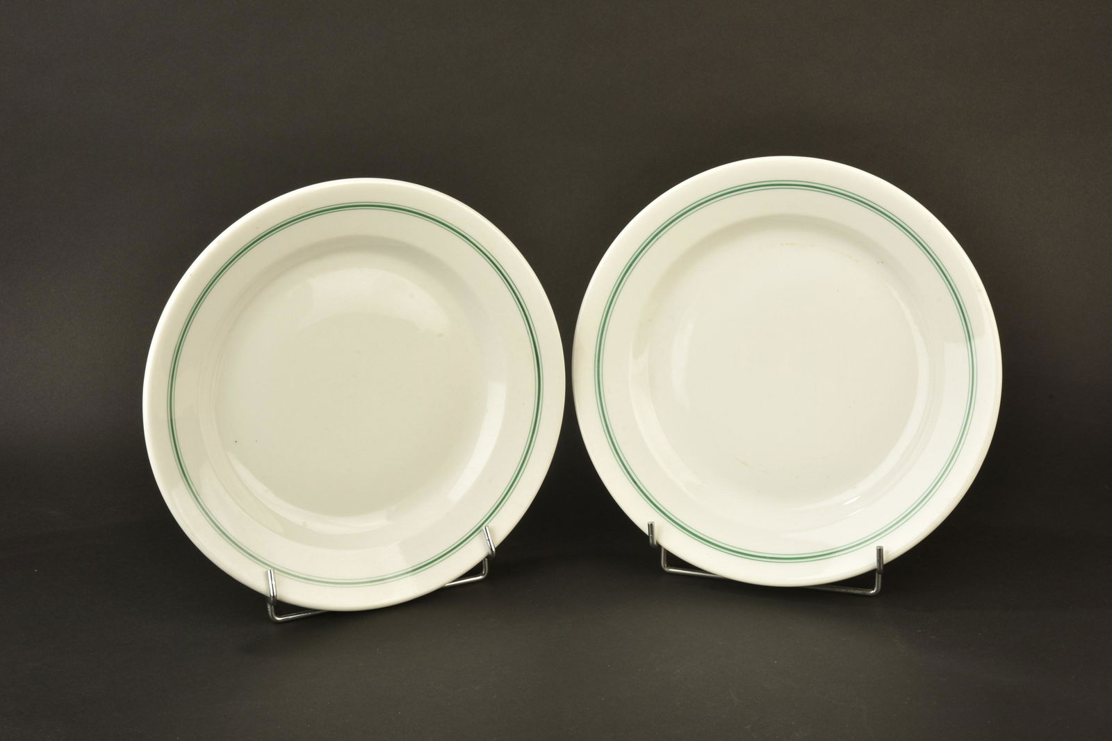 Plat Kriegsmarine. Kriegsmarine dishe: 2 Plats de la Kriegsmarine. En porcelaine blanche, lisere vert du mess des officiers. Diametre 30cm. Fabrication Koenigszelt 1942. A noter une certaine usure et patine de la piece. Etat II+. Cette pie
