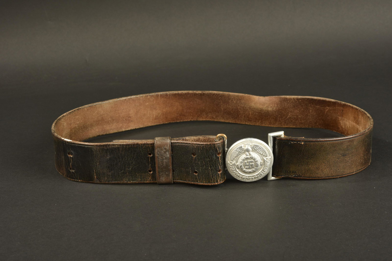 Ceinturon officier SS. SS officer belt: Ceinturon d officier SS. Bon ceinturon en cuir noir typique de ceux portes par les officiers de la Waffen SS. Sans marquages visibles. Une couture est refaite. On y joint une reproduction de boucle et