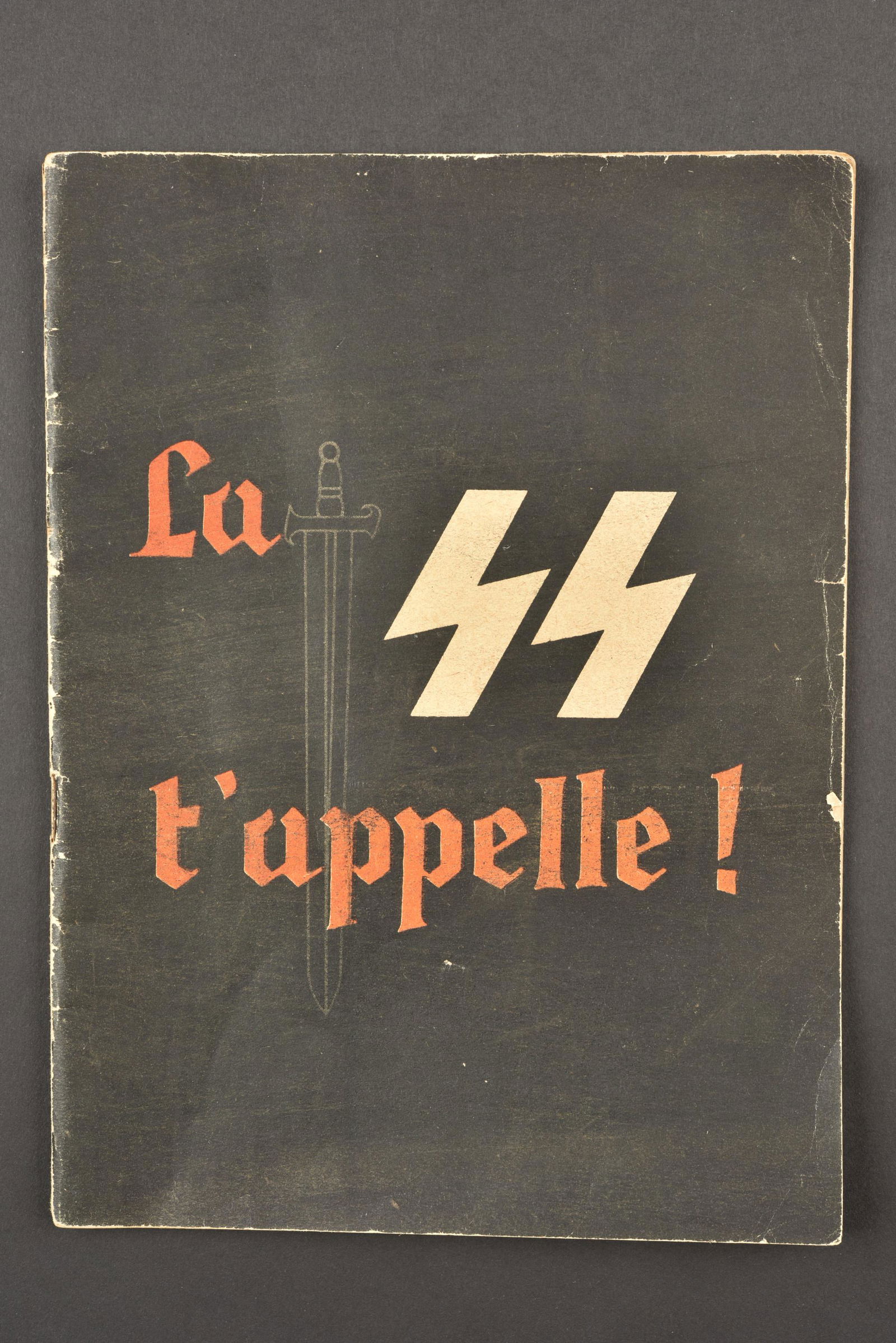 Livret la SS t appelle. Booklet the SS is calling you.: Livret la SS t appelle. Couverture presentant quelques marques d usures. Pages 9/10 manquantes. Texte en francais. A noter une certaine usure et patine de la piece. Etat II+. Booklet the SS is calling