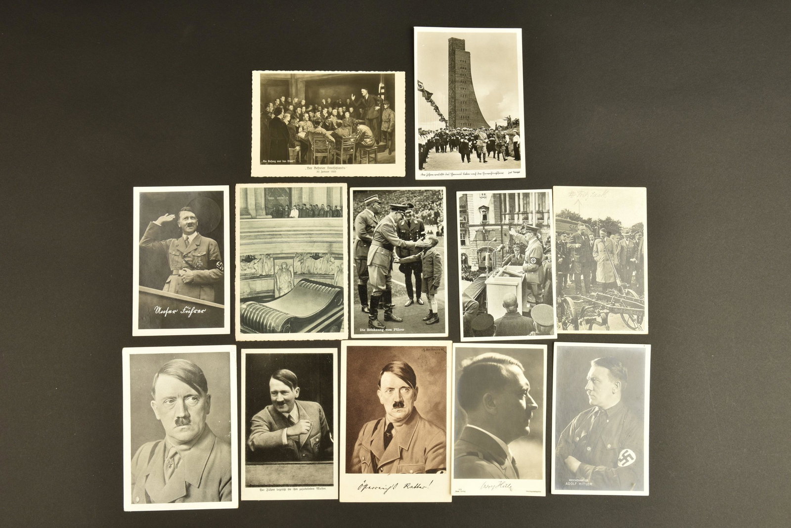 Cartes postales du chancelier. Chancellor's Postcards.: Cartes postales du chancelier. Douze photos cartes postales en noir et blanc, representant le Chancelier allemand. A noter une certaine usure et patine des pieces. Certaines sont obliteree et manuscri