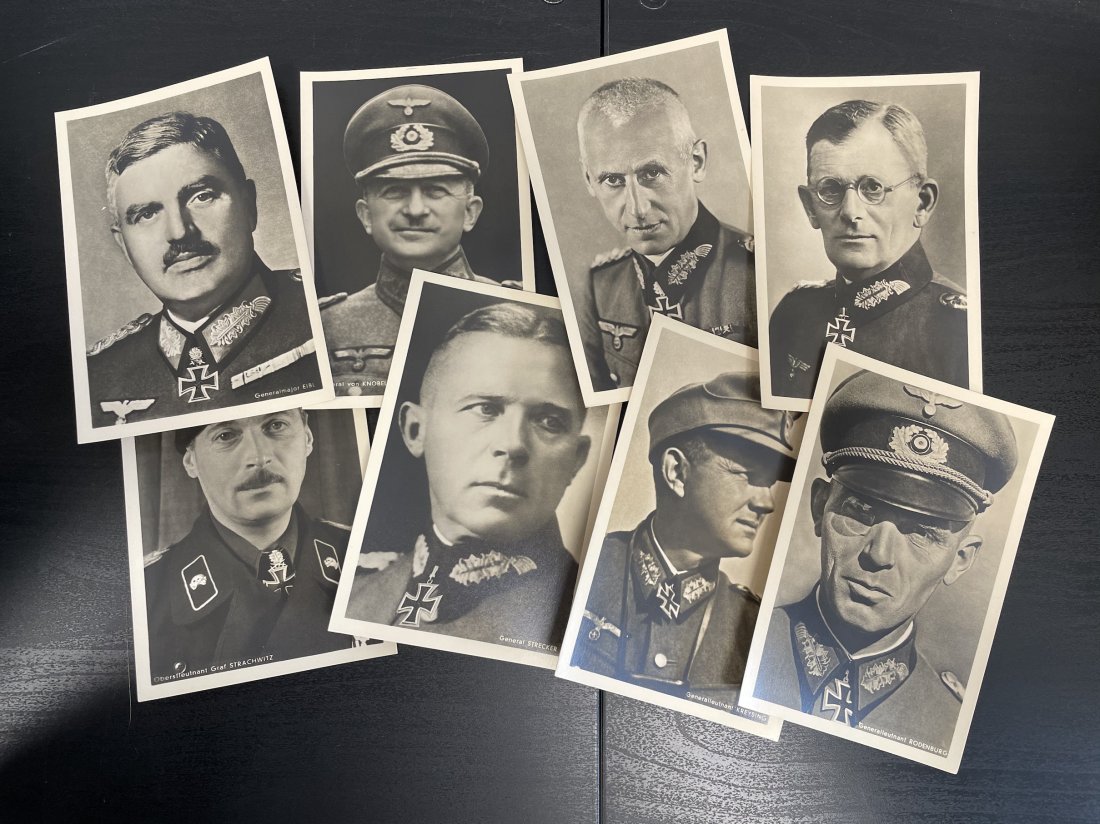 Cartes postales allemande. German postcards.: Cartes postales allemande. Huit cartes postales en noir et blanc. Representant des Ritterkreuztrager de la Heer. Photos Hoffmann. Vierges. A noter une certaine usure et patine des pieces. Etat II+. Ge