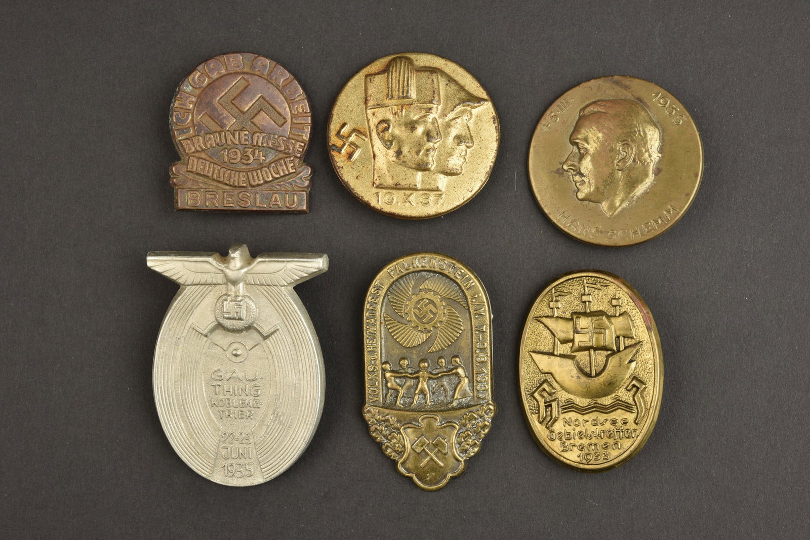 Insignes de journee. Day Insignia: Insignes de journee. Comprenant un insigne Volks und Heimatfest Falkenstein 1937, attache complete. Un insigne 10 X 37, attache complete, mais ressoudee. Un insigne Hans Schemm 1935, attache ressoudee
