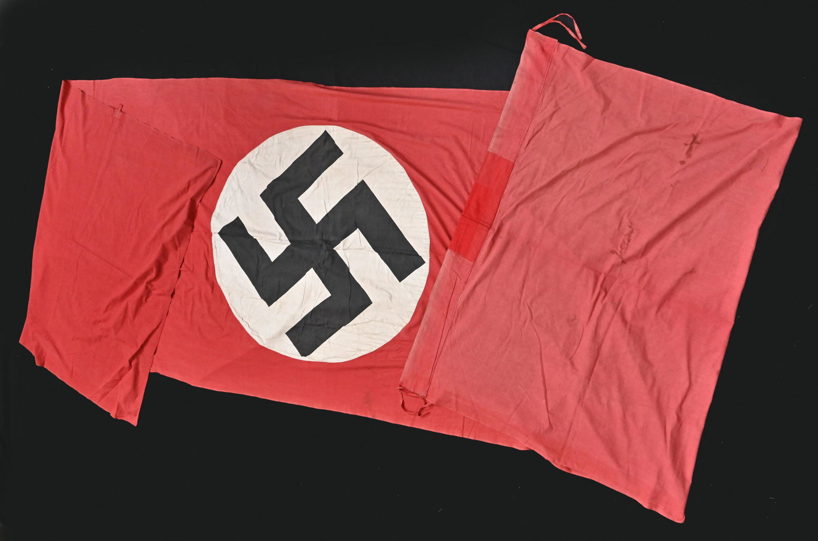 Drapeau national allemand. German flag: Drapeau national allemand. En tissu coton rouge, insigne national imprime, centre rapporte. Les cordons de fixation au mat sont presents. Dimensions environs 145 X 550 cm. Sans marquages visibles. A n
