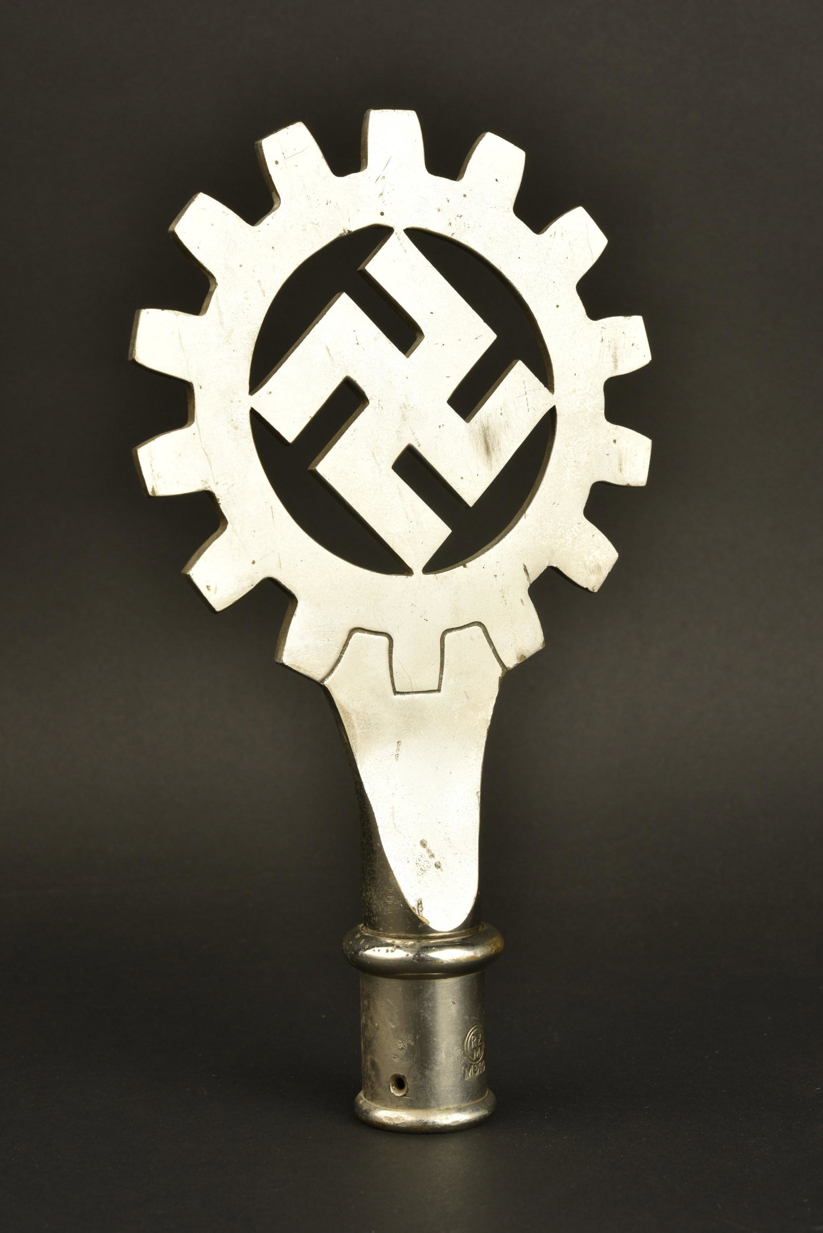 Pointe de drapeau du DAF. DAF flag spike.: Pointe de drapeau du DAF. En metal, biface. Insigne national present. Fabrication RZM M3/40. Dimensions 15 x 26 cm. A noter une certaine usure et patine de la piece, ainsi que quelques traces d'oxydat