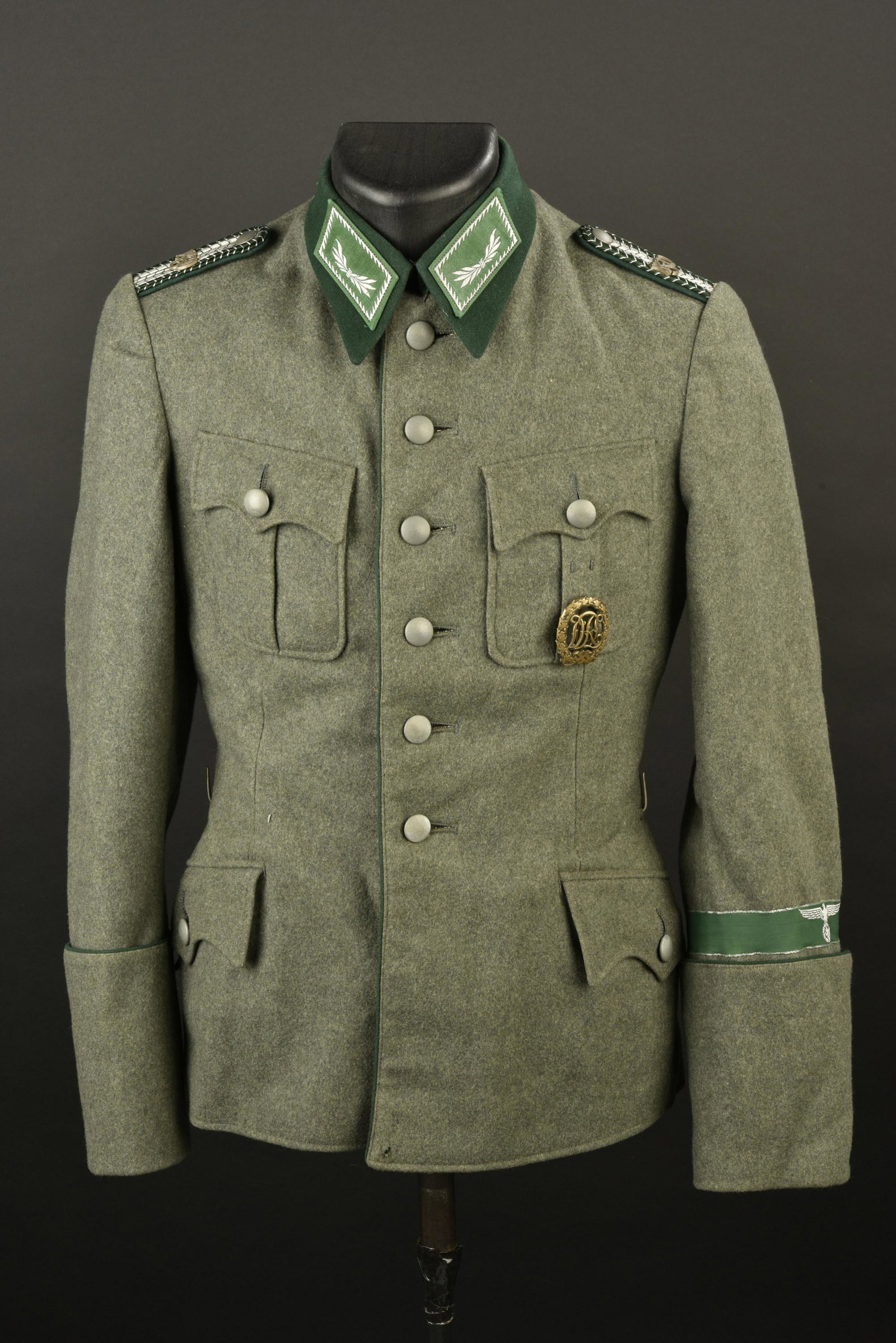 Vareuse des douanes. Custom jacket: Vareuse des douane. En drap Feldgrau. Tous les boutons sont presents. Col de couleur vert prairie. Les litzen sont montes machine. Pattes d'epaules au grade de Zollbetriebsassistent. Lettrage RSV meta