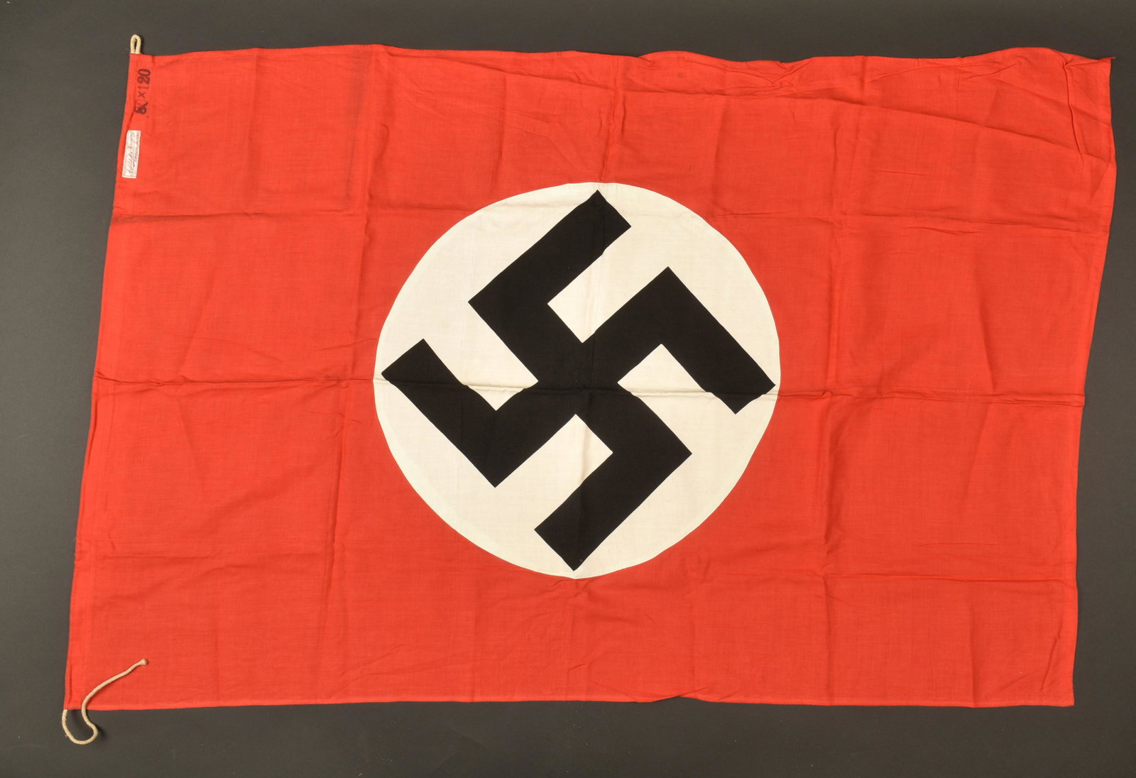 Drapeau national allemand. German flag: Drapeau national allemand. En tissu coton rouge, insigne national imprime, centre rapporte. Les cordons de fixation au mat sont presents. Dimensions 80 X 120 cm. Etiquette du fabricant Flaggen Fabrik 