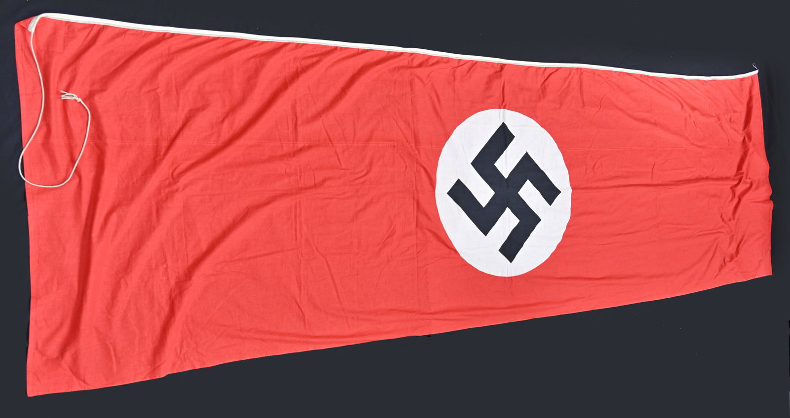 Drapeau national allemand. German flag: Drapeau national allemand. En tissu coton rouge, insigne national imprime, centre rapporte. Les cordons de fixation au mat sont presents, mousqueton fonctionnel. Dimensions 120 X 360 cm. Sans marquage