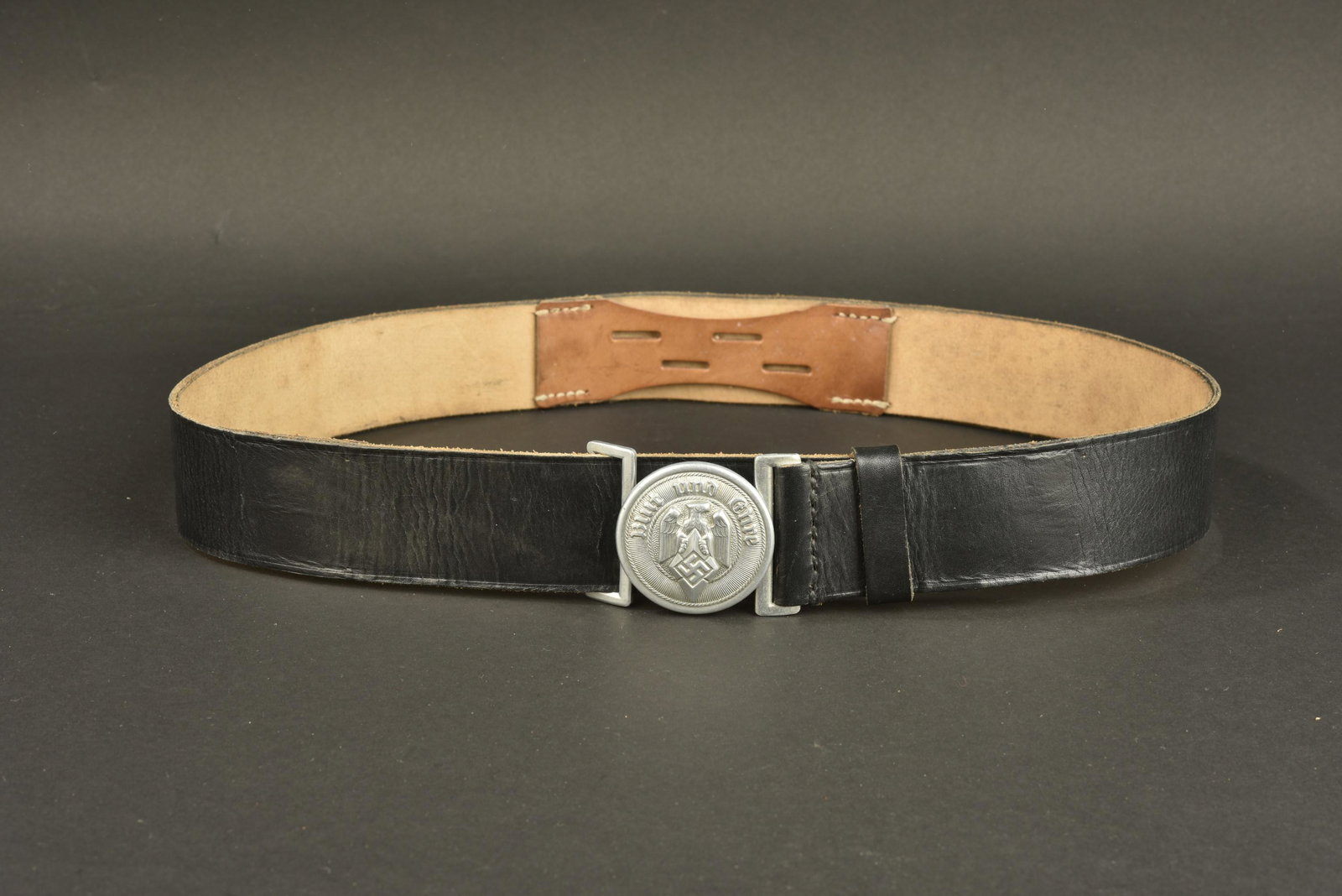 Ceinturon officier HJ. Hitlerjugend officer belt: Ceinturon officier Hitlerjugend. Ceinturon en cuir noir, taille 90, passant de ceinturon present. Etiquette RZM HJ DJ Koppel, numero 93884, code fabricant absent. Boucle d'officier HJ en metal, fabric