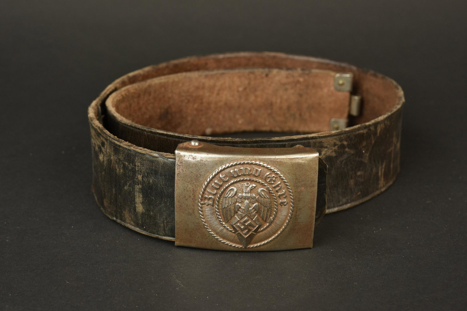 Ceinturon HJ. Hitlerjugend belt: Ceinturon Hitlerjugend. En cuir noir. Taille 80. Marquages V Ausfg 2 L2/24. Bouclerie en metal nickele. Boucle en metal. Fabrication A&S Assmann Ges Gesch RZM 17. A noter une certaine usure et patine 