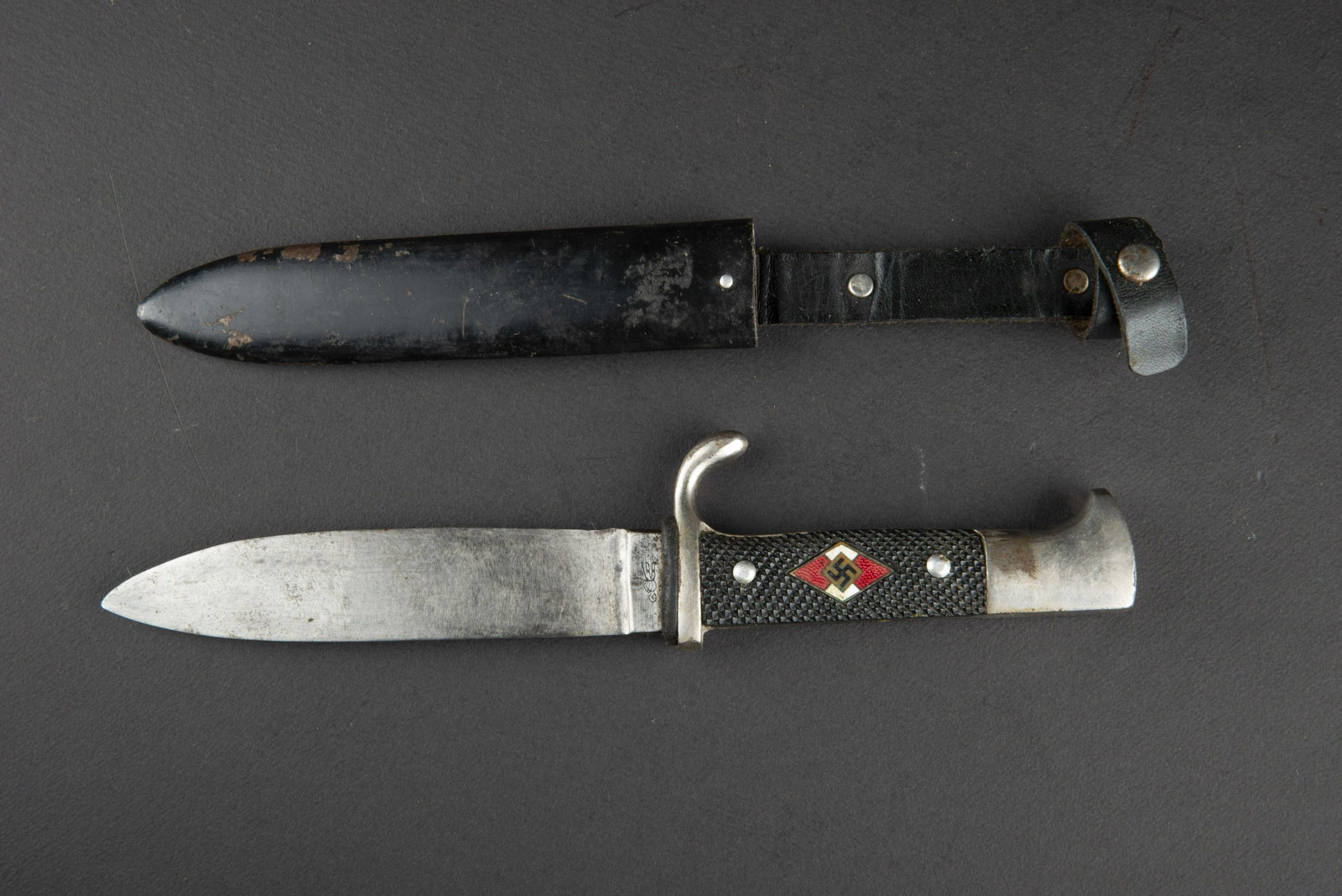 Couteau de marche HJ. Hitlerjugend dagger: Couteau de marche Hitlerjugend. Garniture en metal nickele. Lame complete, oxydee et affutee. Fabrication RZM M7/51/38, logo fabricant present. Plaquette complete, insigne HJ visiblement replace et pr