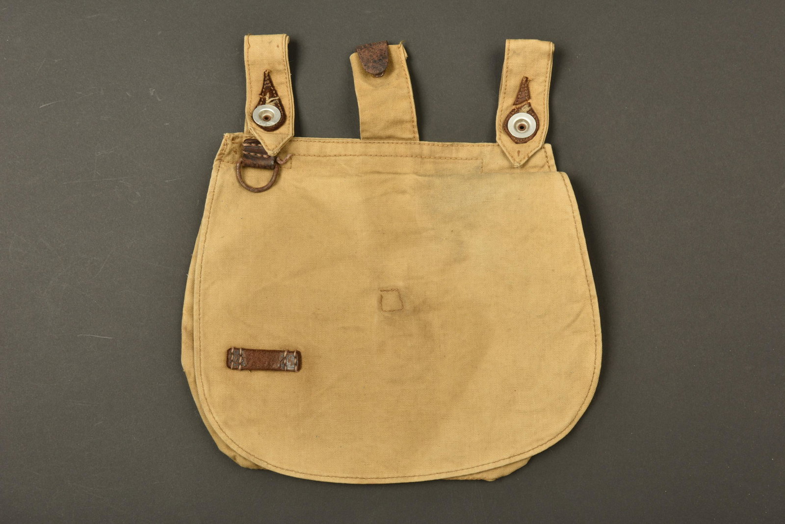 Sac a pain DJ. Hitlerjugend bread bag: Sac a pain Deutschjugendvolk. En toile beige et cuir marron. Toutes les pieces metalliques sont oxydees. Marquages sous le rabat, Adolph Schwarz Hannover. A noter une certaine usure et patine de la pi
