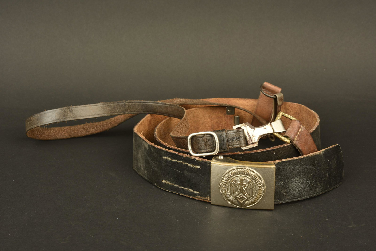 Ceinturon et baudrier HJ. Hitlerjugend belt: Ceinturon et baudrier Hitlerjugend. Ceinturon en cuir noir, bouclerie en metal nickele. Sans marquages visibles. Patte de reglage posterieure. Boucle de ceinturon en metal, fabrication RZM M4/28. Deux