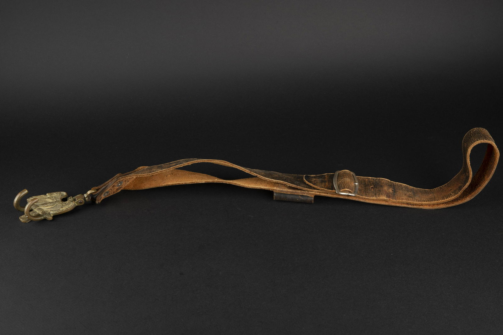 Baudrier porte tambour HJ. Hitlerjugend drum harness.: Baudrier porte tambour Hitlerjugend. Baudrier en epais cuir noir, mais fortement use. Sans marquages visibles. Emplacement pour baguette present. Porte tambour en laiton, representant un aigle, les cr