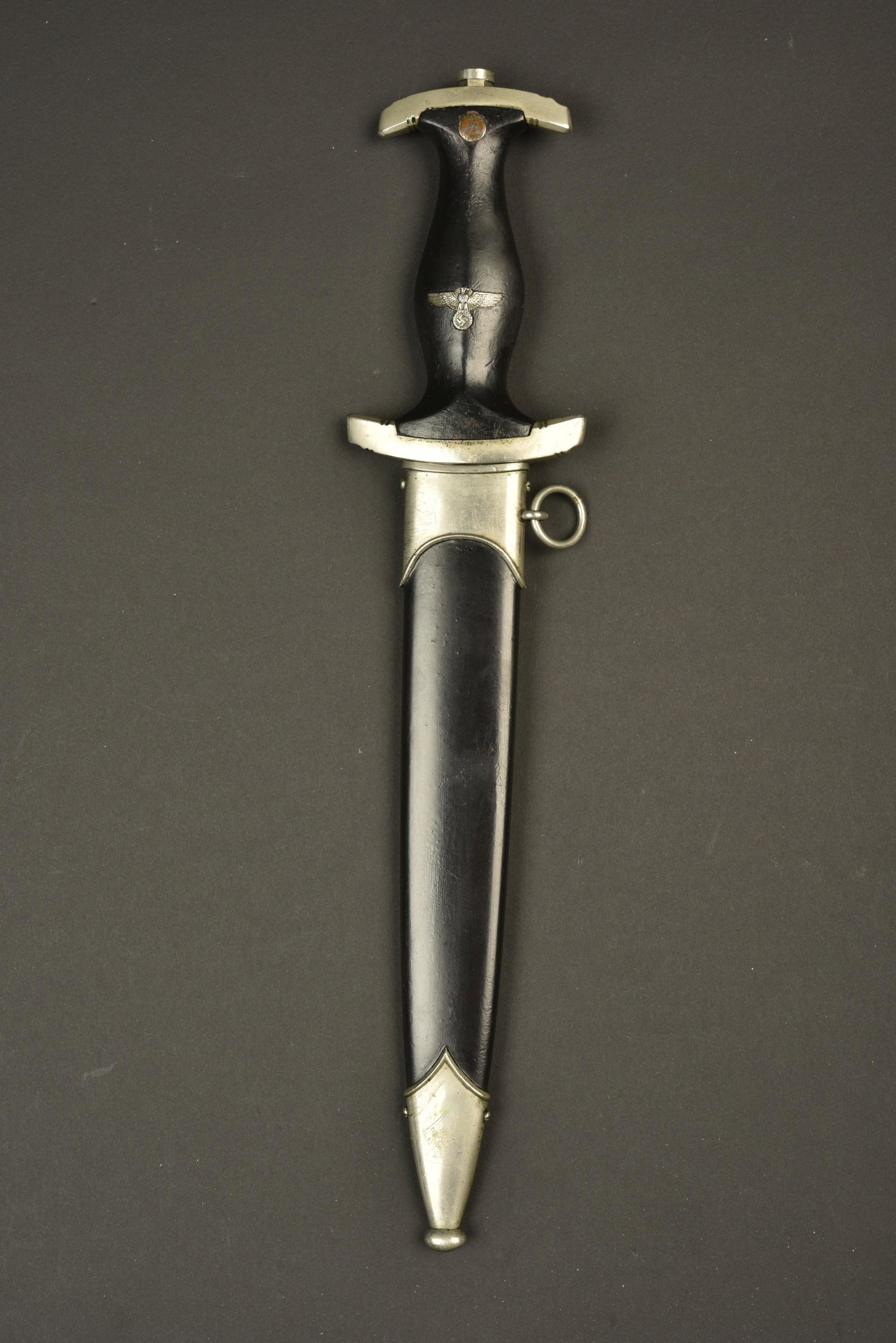 Dague NSKK. NSKK Dagger: Dague NSKK. Garnitures metalliques. Poignee en bois noir, aigle et insigne SA montes d'origine. Insigne SA fortement oxyde. Garde marquee WF, correspondant au NSKK Motorgruppe Marches de l'Ouest. Lame