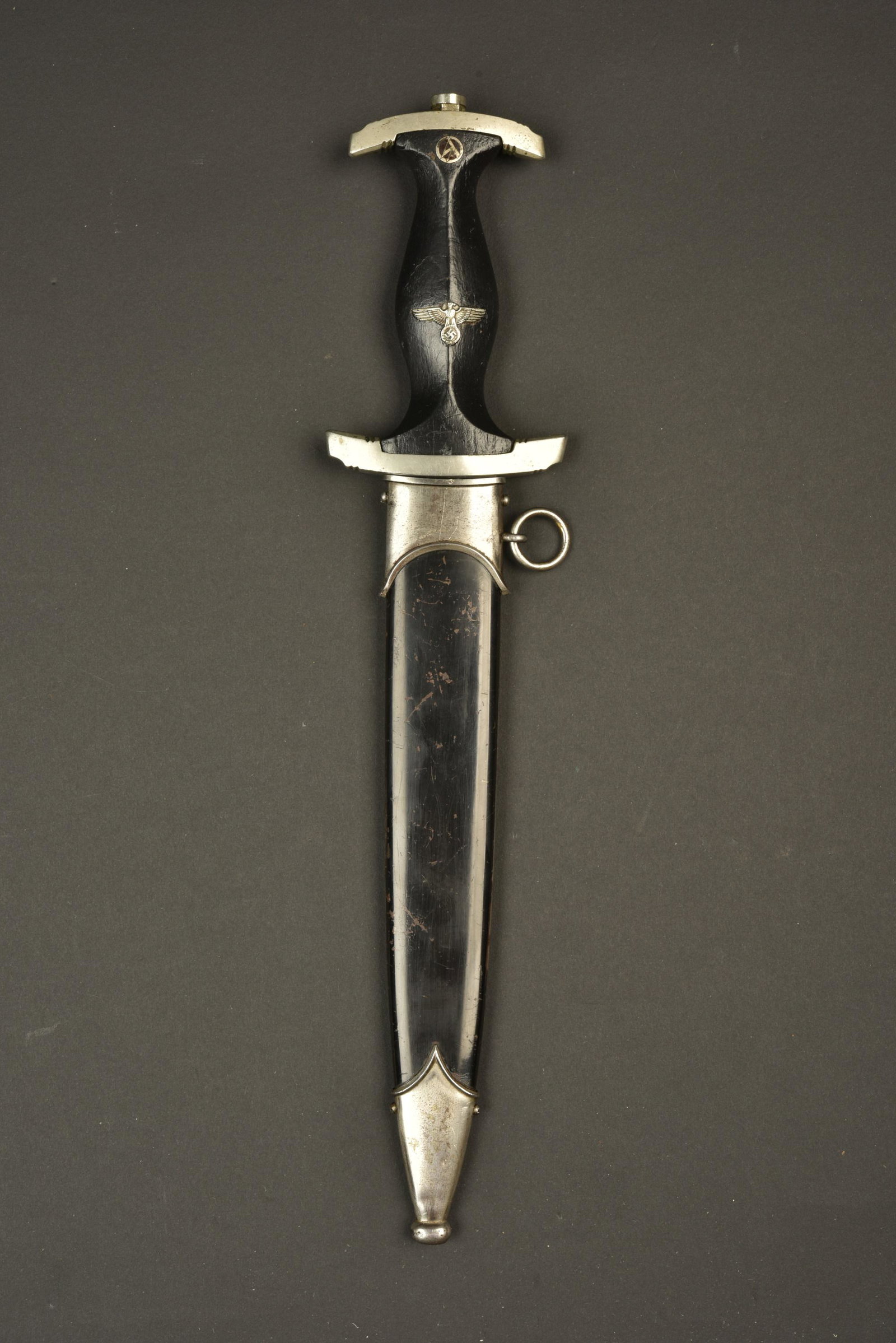 Dague NSKK. NSKK Dagger: Dague NSKK. Modele 33. Garnitures metalliques. Poignee en bois, repeint en noir, aigle et insigne SA montes d'origine. Insigne SA oxyde. Garde marquee B, correspondant au NSKK Motorgruppe Berlin. Lame