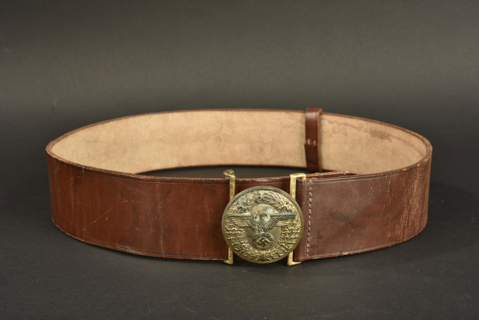 Ceinturon Politischer Leiter. Politischer Leiter belt: Ceinturon Politischer Leiter. Ceinturon en cuir marron, un passant en cuir est present. Attache marquee RZM M4/24, correspondant au fabricant Friedrich Linden Ludenscheid. Cuir marque RZM L2/954/40. T