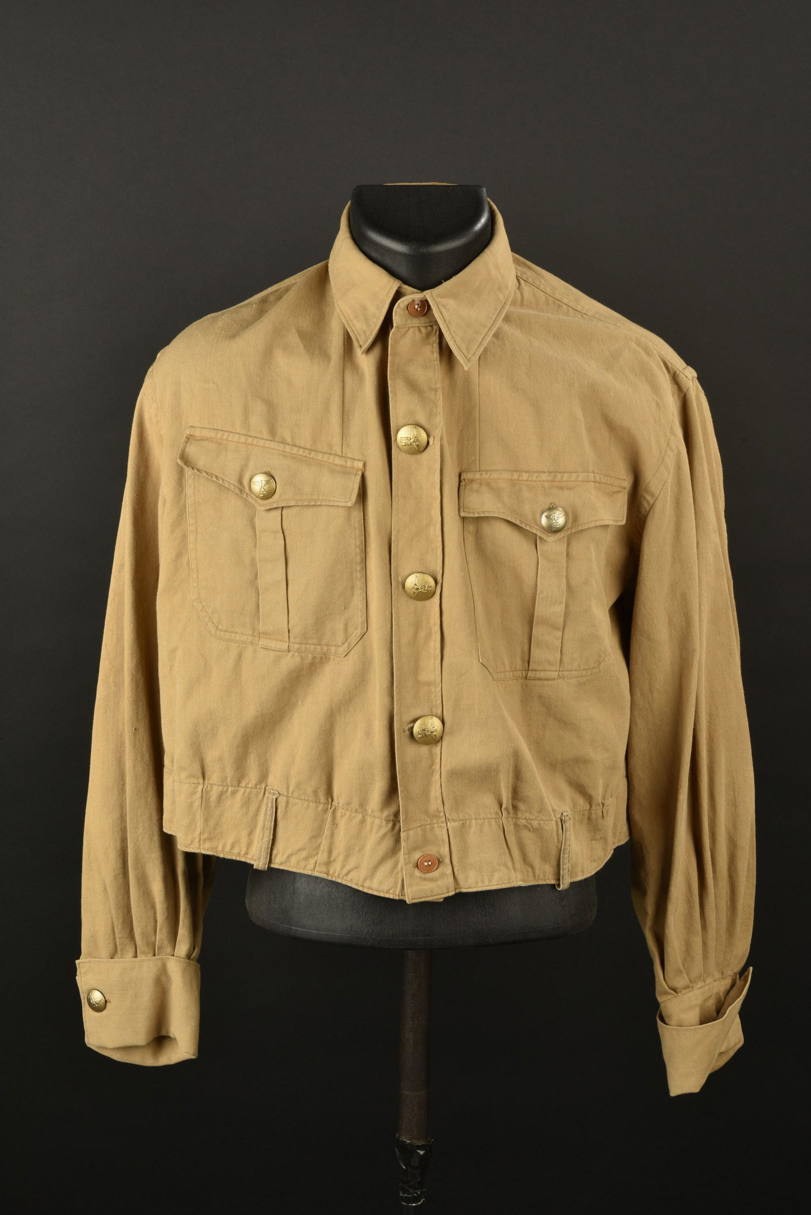 Blouson Politischer Leiter. Politischer Leiter jacket: Blouson Politischer Leiter. En tissu coton beige. Tous les boutons dores sont presents, et estampilles de l'aigle allemand. Interieur double en tissu coton blanc. Sans marquages visibles. A noter une