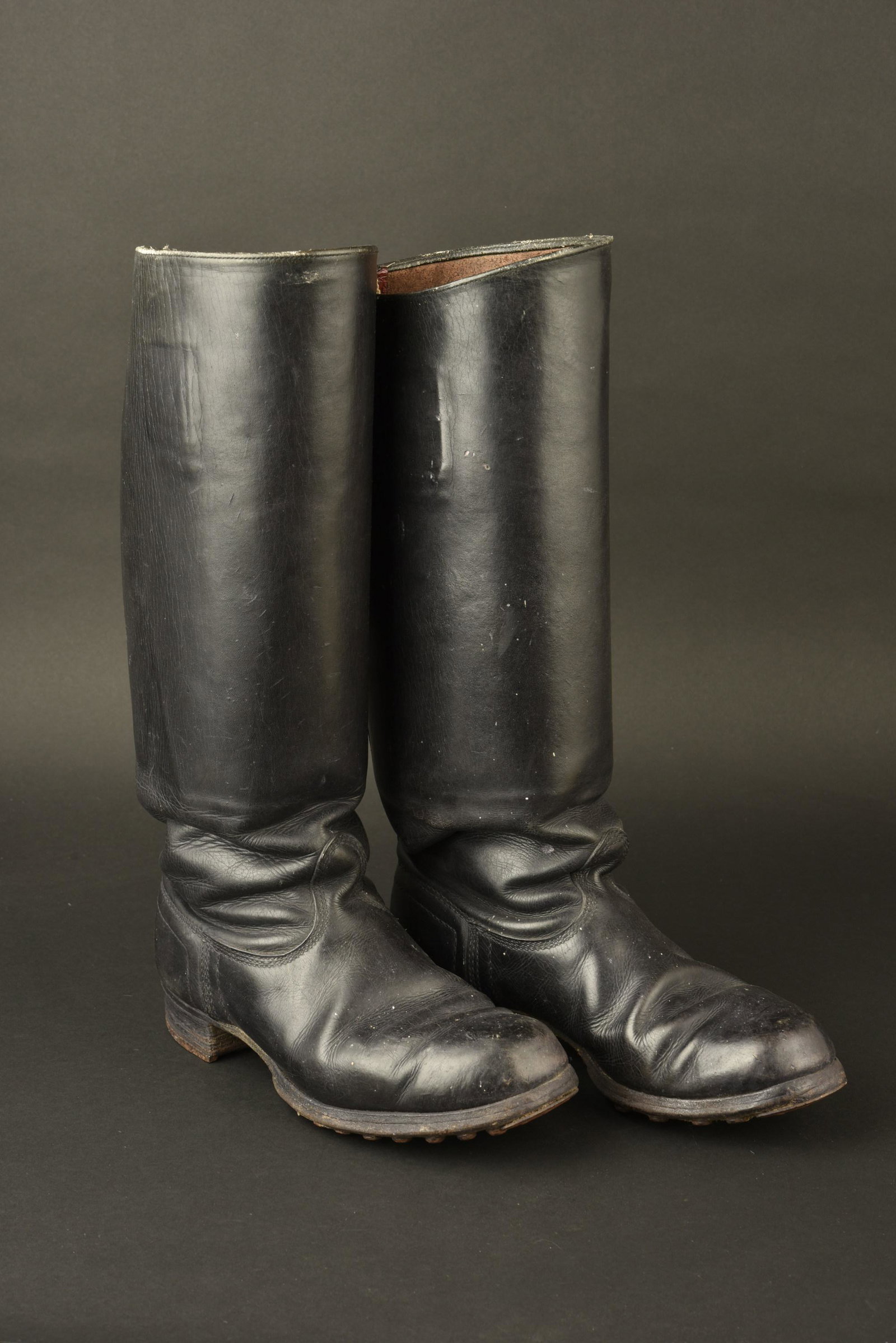 Bottes RZM. RZM Boots: Bottes RZM. Tiges hautes, en cuir noir. Paire homogene. Semelles cloutee et talons ferres. Marquages presents et illisibles. Reste de tampon RZM. Approximativement une pointure 41/42 francaise. A note